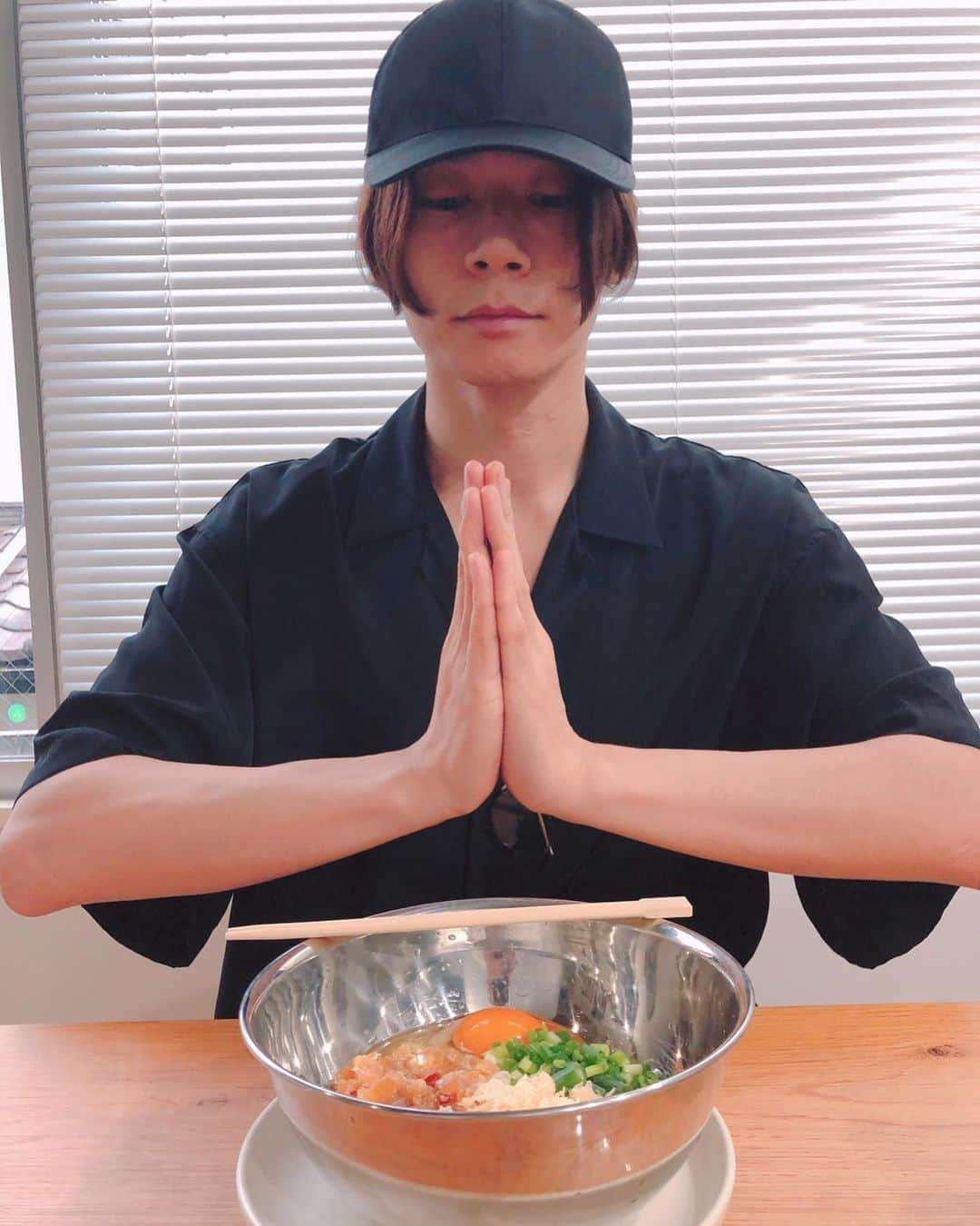 [ALEXANDROS]さんのインスタグラム写真 - ([ALEXANDROS]Instagram)「めちゃうまいうどん食べました。岡山のseimenboyの松家さんに作ってもらいました。めちゃうま。  今夜はスクールオブロック。 ツアーファイナル終えての感想大会。  洋平  #いやまじでうまい #seimenboy」6月18日 18時58分 - alexandros_official_insta