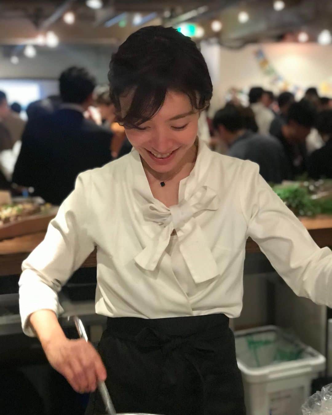 福田淳子さんのインスタグラム写真 - (福田淳子Instagram)「仲良しのかえちゃん @terawakikae （寺脇加恵さん）が本日の23時〜のフジテレビ系列関西テレビの「セブンルール」に出演します。いろんな業界で働く女性の７つのマイルールを紹介していくという番組です。  彼女のお仕事はケータリング会社の経営。もちろん彼女がメインのシェフです。仕上げはもちろん、市場での買い付けにはじまり、食材の仕込み、更には当日の運搬や会場設営、場内の装飾…。なんでもこなすスーパーウーマン。  私のまわりではバリバリ働いている人が多いですが、彼女以上に頭も身体もクリエイティビティも全部を同時に使っている人を見たことがありません。（そして、同時に仕事はできるのにあんなに天然な人を見たこともない）撮影は2ヶ月に及び、華やかのケータリングの世界ももちろん、裏側の壮絶な準備や、海外トリップににも密着。  彼女自身がなかなか興味深い人なので（いつもいろいろ驚愕する）なかなか面白いルール満載だと思います。かえちゃんもすごかったけど、早朝から深夜までずっと密着を続ける田中さんもすごかった。好きじゃないとあれはできないなあって。この番組は、観た人が「頑張ろう」って思えるような内容を目指しているとことですので。ぜひ、ご覧いただき明日への小さなエネルギーにしていただけたらと思います。  彼女の作るお料理はおいしいだけじゃなく、野菜たくさんで鮮やかなのが特徴。スパイスのきかせ方とか、素材の組み合わせ方とかが独自でとても彼女らしいのです。（カレーおいしかったなあ…） 私も撮影の時にお手伝いに行ったので、スタッフAくらいの感じで端に写ってる予定。眉毛消えてないといいな…。 #セブンルール #7rules」6月18日 18時50分 - junjunfukuda