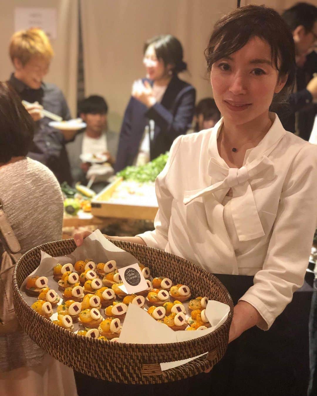 福田淳子さんのインスタグラム写真 - (福田淳子Instagram)「仲良しのかえちゃん @terawakikae （寺脇加恵さん）が本日の23時〜のフジテレビ系列関西テレビの「セブンルール」に出演します。いろんな業界で働く女性の７つのマイルールを紹介していくという番組です。  彼女のお仕事はケータリング会社の経営。もちろん彼女がメインのシェフです。仕上げはもちろん、市場での買い付けにはじまり、食材の仕込み、更には当日の運搬や会場設営、場内の装飾…。なんでもこなすスーパーウーマン。  私のまわりではバリバリ働いている人が多いですが、彼女以上に頭も身体もクリエイティビティも全部を同時に使っている人を見たことがありません。（そして、同時に仕事はできるのにあんなに天然な人を見たこともない）撮影は2ヶ月に及び、華やかのケータリングの世界ももちろん、裏側の壮絶な準備や、海外トリップににも密着。  彼女自身がなかなか興味深い人なので（いつもいろいろ驚愕する）なかなか面白いルール満載だと思います。かえちゃんもすごかったけど、早朝から深夜までずっと密着を続ける田中さんもすごかった。好きじゃないとあれはできないなあって。この番組は、観た人が「頑張ろう」って思えるような内容を目指しているとことですので。ぜひ、ご覧いただき明日への小さなエネルギーにしていただけたらと思います。  彼女の作るお料理はおいしいだけじゃなく、野菜たくさんで鮮やかなのが特徴。スパイスのきかせ方とか、素材の組み合わせ方とかが独自でとても彼女らしいのです。（カレーおいしかったなあ…） 私も撮影の時にお手伝いに行ったので、スタッフAくらいの感じで端に写ってる予定。眉毛消えてないといいな…。 #セブンルール #7rules」6月18日 18時50分 - junjunfukuda