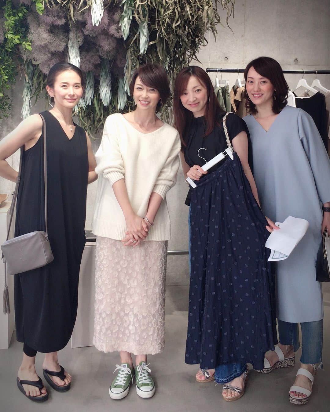白羽ゆりのインスタグラム：「今日は、アニーで一緒だった辺見姉さんの展示会へ。いつだってオシャレで憧れます。同世代だけど、姉さんと呼びたくなる（笑）人柄も最高✨  素敵なお洋服がたくさんありました！買っちゃうよね〜。 梅ちゃん(陽月華ちゃん)ゆきさん(牧勢さん)と🍀」