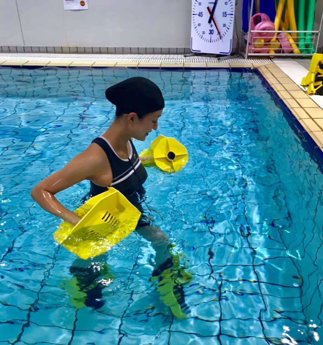 福間文香のインスタグラム：「NINPU Exercise🤰 妊娠してからカラダ動かしたーい‼︎と思って始めた スイミング 🏊‍♀️ 水の中が気持ちよくて1km以上泳いだりしています😂 でも もっとハマったのがこの #ハイドロトーン 🏃‍♀️ 専用の器具をつけて 水の抵抗を使いながら 歩いたり、ストレッチしたり 怪我なく短時間で全身運動が出来る💪妊娠中に大敵のむくみもスッキリとれて気持ちいい😍 陸上で思うように動けない妊婦さんにはピッタリ✨ 1時間で陸上の約3時間運動したことになるらしい🤭 先生は助産師の #浅井貴子 さんだからこれまた安心✨  むくみやすい方や 体重管理、運動不足な方は是非おススメです🤗  #妊婦運動 #aquabics #swimming」