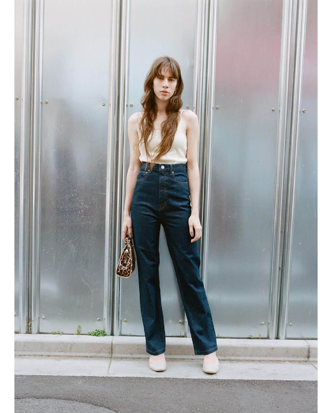 マウジーさんのインスタグラム写真 - (マウジーInstagram)「MOUSSY Capsule Collection 2019 Summer 6.21.fri Release. ------------------------------------ ■BACK SCOOP CAMISOLE(010CSW80-0920) ■HIGH WAIST STRETCH STRAIGHT(010CSB12-0480) ■FAUX TORTOISE HEEL PUMPS(010CSW52-2230) ------------------------------------ ■BACK SCOOP CAMISOLE(010CSW80-0920) ■FLOWER PRINT FLARE PANTS(010CSB30-2650) ■FAUX TORTOISE HEEL PUMPS(010CSW52-2230) ■MINIMAL EMBOSS SHOULDER BAG(010CSW51-2250) ------------------------------------ いつも通る道、なじみ深い場所。 角をまがると見えてくる小さな公園、 見慣れたアーケード街。 ㅤㅤㅤㅤㅤㅤㅤㅤㅤㅤㅤㅤㅤ Capsule Collection 2019 Summerは 日常に溶け込みながらもほんの少し 特別な気持ちにさせてくれる、 そんなコレクション。 ------------------------------------ 全国のMOUSSY店舗・SHEL'TTER WEBSTOREにて 6月21日(金)より発売開始。 また、発売に先駆け特設サイトにて入荷リクエスト受付中。 プロフィールトップより全ラインナップをご覧いただけます。 #MOUSSYCapsuleCollection #MOUSSY_CC #MOUSSY」6月18日 18時53分 - moussyofficial