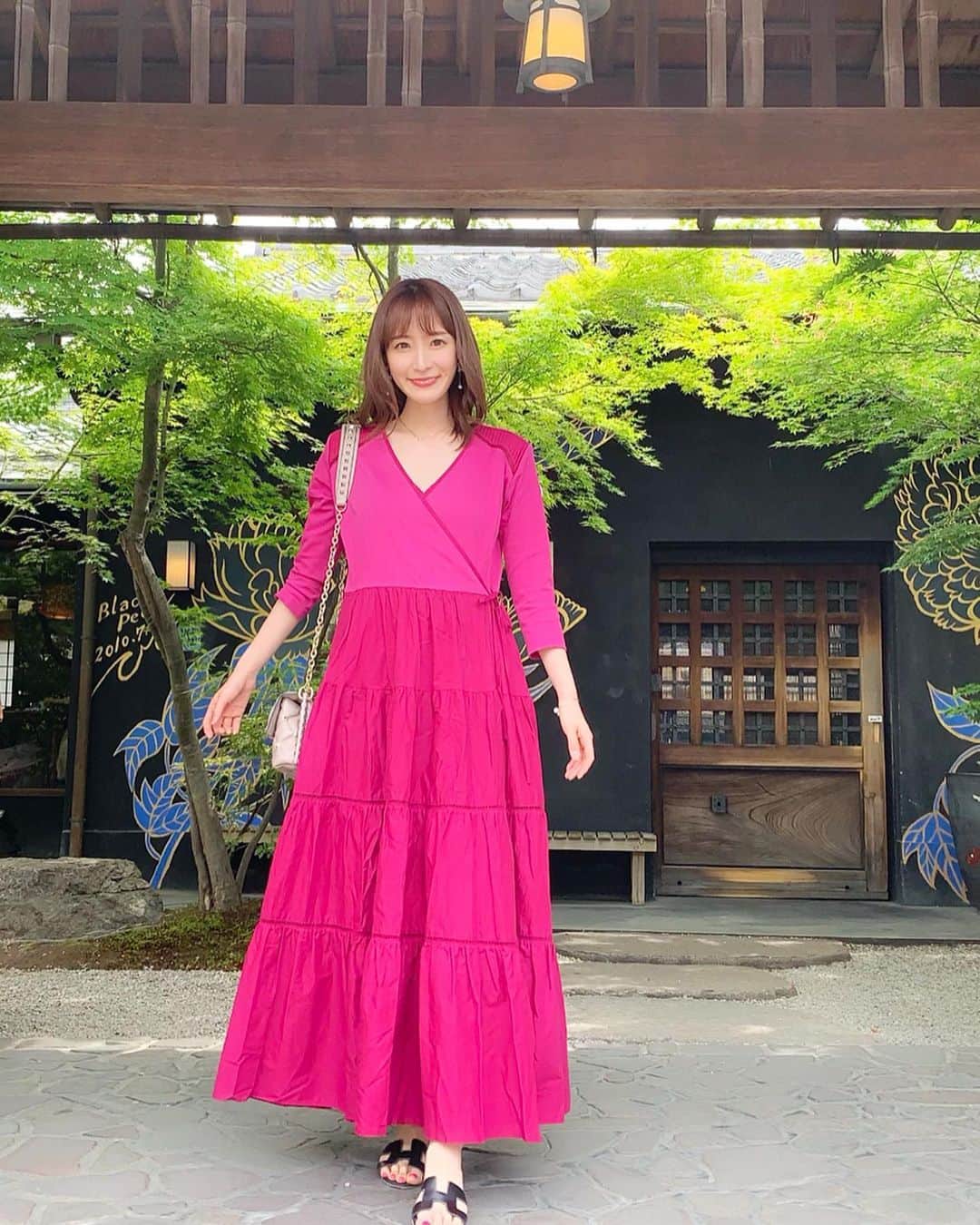 小林真由のインスタグラム：「⋆﻿ ⋆﻿ 先輩ママさんから教えてもらった﻿ お気に入りのワンピース🍑﻿ 授乳もできるし着心地もとっても良い🥺﻿ ﻿ one-piece: #bordersatbalcony﻿ bag: #maisonvalentino﻿ sandal: #hermes﻿ ﻿ 去年から悩んでいたオラン👡﻿ やっぱり欲しくて購入💪🏻✨﻿ ようやく靴擦れしなくなってきた🙇‍♂️﻿ ﻿ #coordinate #fashion #valentino #コーディネート #コーデ #ママコーデ #ワンピース #授乳服 #女の子ママ #ボーダーズアットバルコニー #バレンティノ #エルメス #夏服 #オラン #京都 #カフェ #旅行 #子連れ旅行」