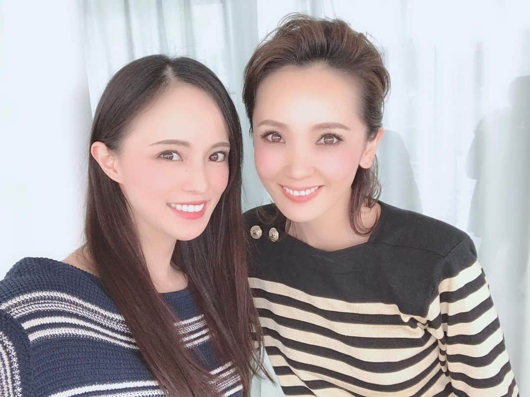 大湖せしるさんのインスタグラム写真 - (大湖せしるInstagram)「﻿ ﻿ 今日は﻿ 「２５ans  ９月号」の﻿ 撮影でした。﻿ ﻿ どこに行っても﻿ スタッフの皆様は﻿ ほんと温かくて﻿ 心が安らぐ。。﻿ ﻿ 皆様のおかげで﻿ 自分は成り立っているのだなと﻿ 今日も ひしひし感じた一日でした。﻿ ﻿ そしてなんと﻿ 現場で﻿ しーらんと遭遇。﻿ ﻿ 現役以来に会うたから新鮮で。﻿ でも﻿ 変わらない ちゃきちゃきっぷりに﻿ なんだか安心感。﻿ からの﻿ ボーダーかぶり。笑﻿ ﻿ 今日の撮影も﻿ 仕上がりが楽しみやぁ﻿ ﻿ ぜひぜひ﻿ 見てくださいね。﻿ ﻿ ﻿#25ans #ヴァンサンカン #9月号  #雑誌 #撮影 #写真 #取材  #ありがとうございました  #今日も #感謝の日  #壱城あずさ #しーらん  #宝塚 #星組 #雪組 #大湖せしる  #音楽学校時代 #同じお掃除場」6月18日 18時54分 - cecile_daigo