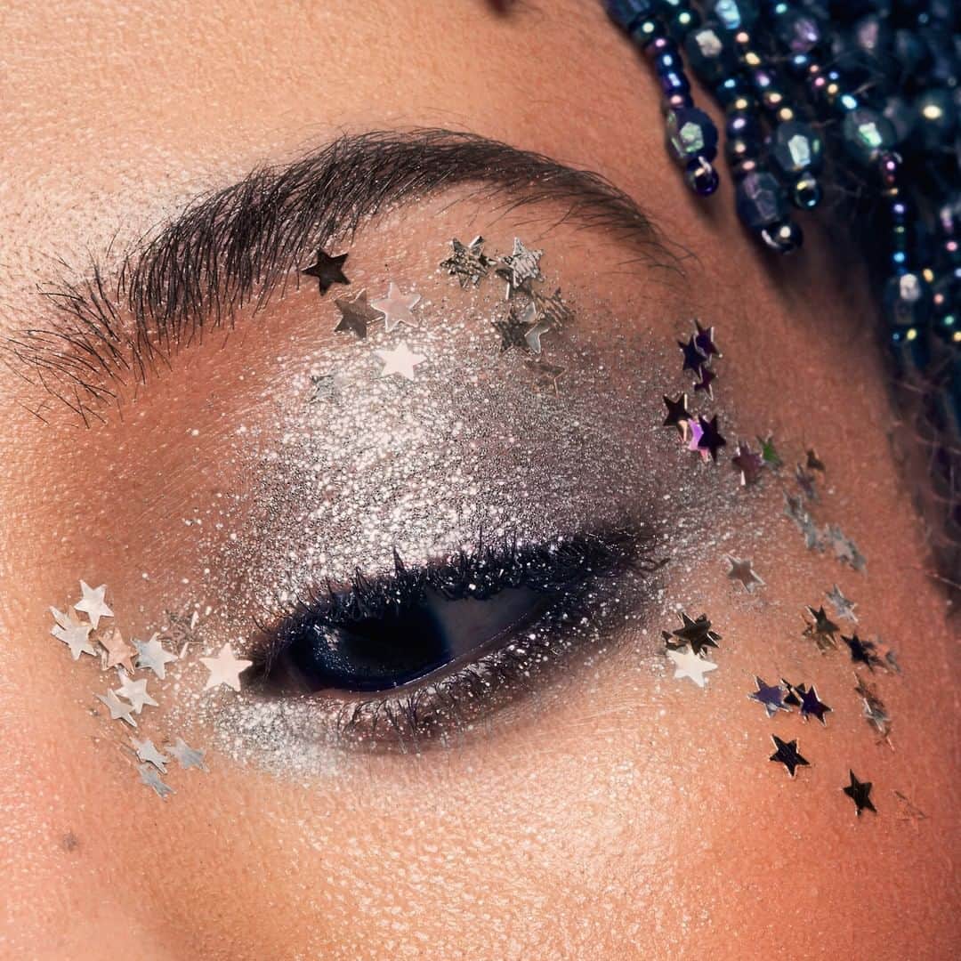 M•A•C Cosmetics Franceさんのインスタグラム写真 - (M•A•C Cosmetics FranceInstagram)「M·A·C - FESTIVAL ⚡  Des étoiles pleins les yeux grâce au makeup de @myriamabn spécial festival avec les paillettes "Platinum" et "Silver Stars" en coin interne et externe de l'oeil 🤩 Commentez ✨ si vous aimeriez avoir le même makeup !  Makeup @myriamabn Model : @steffykess.a Photo : @brunogasperini Hair: @desgarconsparis Stylisme : @ellekareen @mllek_  #maccosmetics #maccosmeticsfrance #macfestival #macaddict」6月18日 19時00分 - maccosmeticsfrance