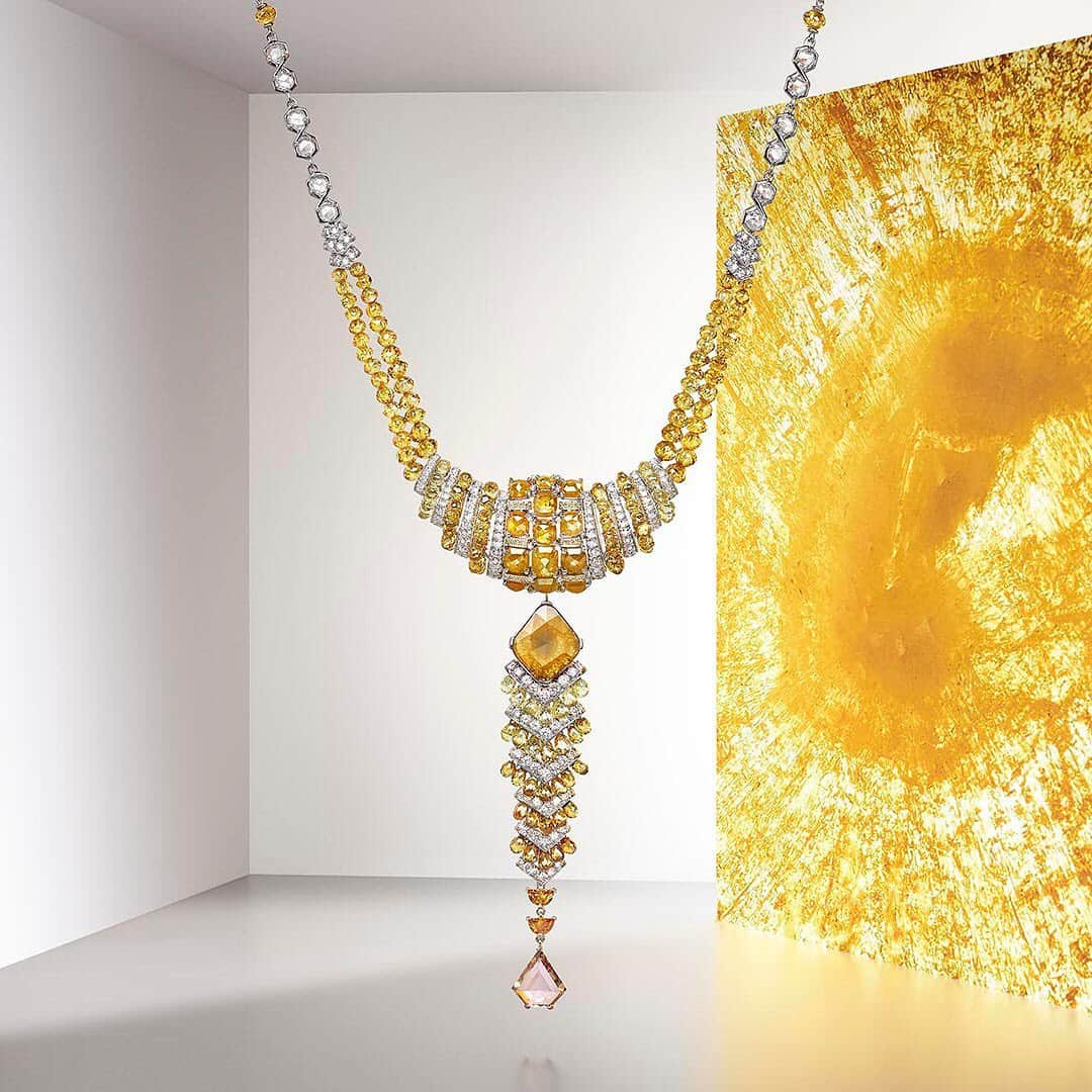 カルティエさんのインスタグラム写真 - (カルティエInstagram)「In this necklace, Maison's artisans capture the sun's variations in a palette of diamonds ranging from golden yellow to brown. The large number of cuts, rich colors of the stones and shimmering tones all amplify the dazzling effect. #CartierHighJewelry #CartierMagnitude」6月18日 19時00分 - cartier