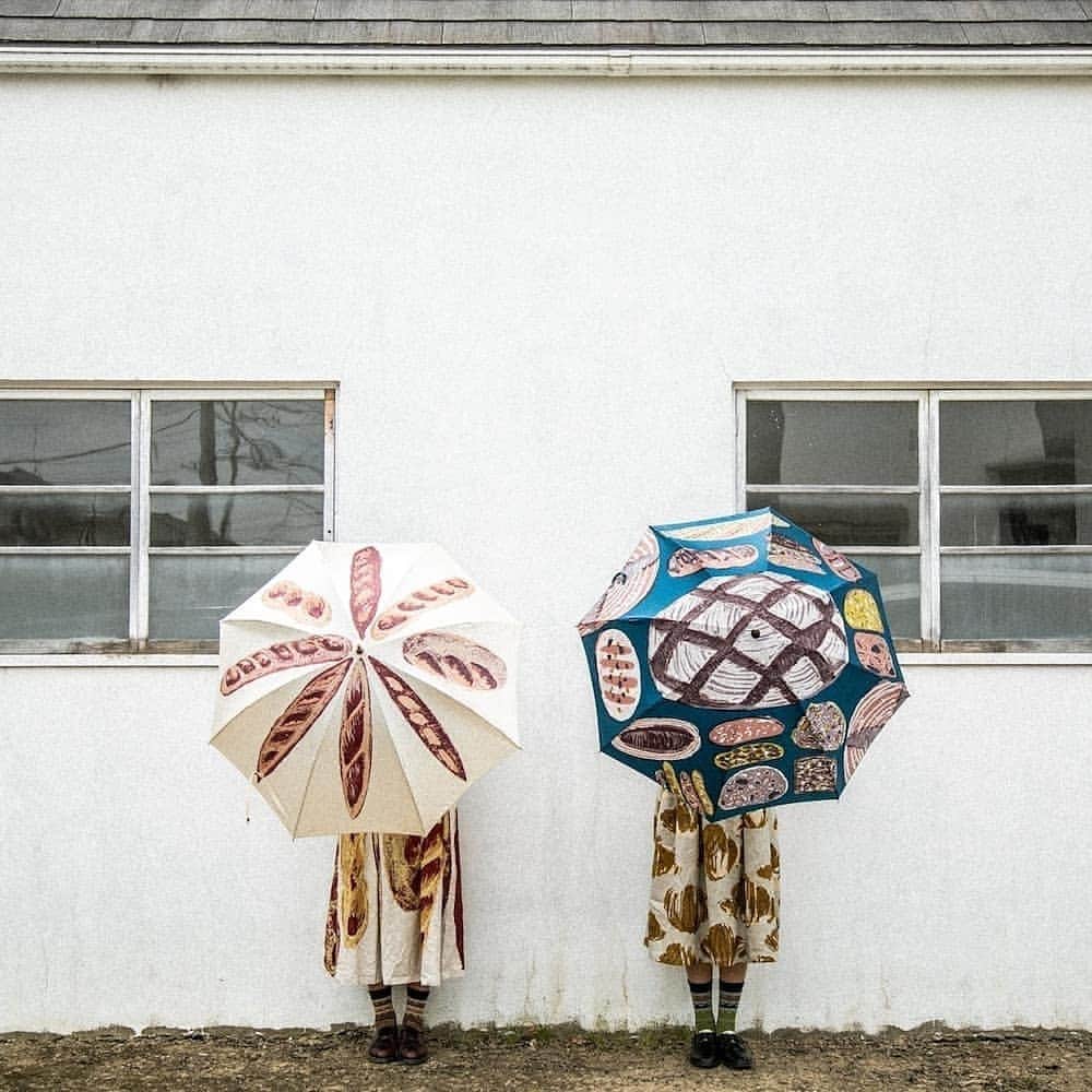 手紙社さんのインスタグラム写真 - (手紙社Instagram)「【布博 in 横浜 vol.1」出展者紹介：gochisou】 デザイナーの坂本あこさんが主宰する、食をテーマにデザインするテキスタイルブランド・gochisou。鮮やかな色使いでダイナミックにずらりと描かれるのはクロワッサンに、カンパーニュ、クッキーに、ドーナッツ……。焼きたての香ばしい香りが漂ってきそうなアイテムを手に取れば、思わずお腹が鳴ってしまいそうです。伝統的な手捺染布で布の上に広げられたごちそうたちを、どうぞ召し上がれ！ . ▶︎詳細は「@textilefabrics」プロフィールのリンクへ . 【「布博 in 横浜 vol.1」開催概要】 開催日：2019年8月3日（土）～4日（日） 時間：10:00～18:30 会場：大さん橋ホール （横浜市中区海岸通1丁目1-4） 入場料：700円　※小学生以下は無料 . #手紙社#手紙舎#布博#布博in横浜#みなとみらい#nunohaku#大さん橋#布雑貨#手芸#テキスタイル#刺繍#ブローチ#ピアス#イヤリング#design#textile#texteles#fabric#embroidery#handcraft#ワンピース#アクセサリー#accessory#ボタン#ビーズ#gochisou」6月18日 18時59分 - tegamisha