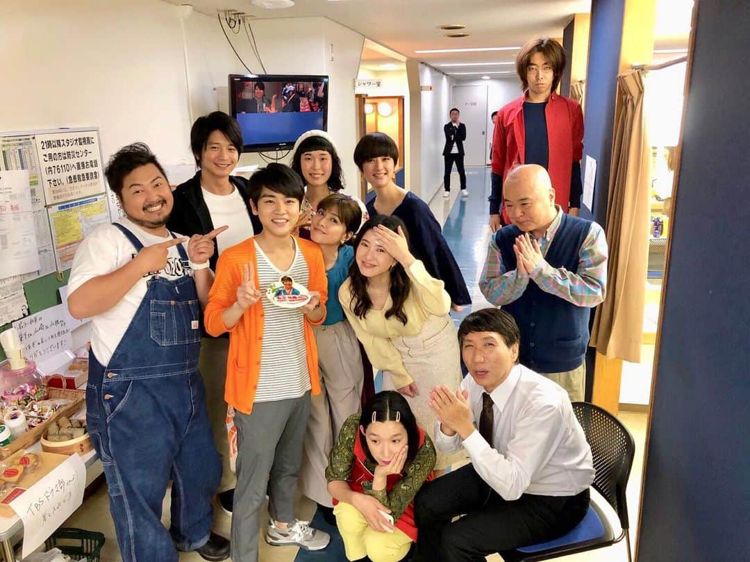 TBSドラマ「わたし、定時で帰ります。」さんのインスタグラム写真 - (TBSドラマ「わたし、定時で帰ります。」Instagram)「_ 最終回放送まで、あと３時間🤟  #わた定 チームがスタジオ前に大集合🕺  #ネットヒーローズ🦸‍♂️🦸‍♀️ #上海飯店 🐼 #ポーズが豊か👈🙏✌️🤚 . 意外と珍しいメンバーのオフショット？ .  #吉高由里子 #向井理 #内田有紀 #柄本時生 #泉澤祐希 #シシドカフカ #江口のりこ #梶原善 #酒井敏也 #加治将樹 #佐々木史帆 #わたし定時で帰ります #tbs #火曜ドラマ」6月18日 19時00分 - watashi_teiji