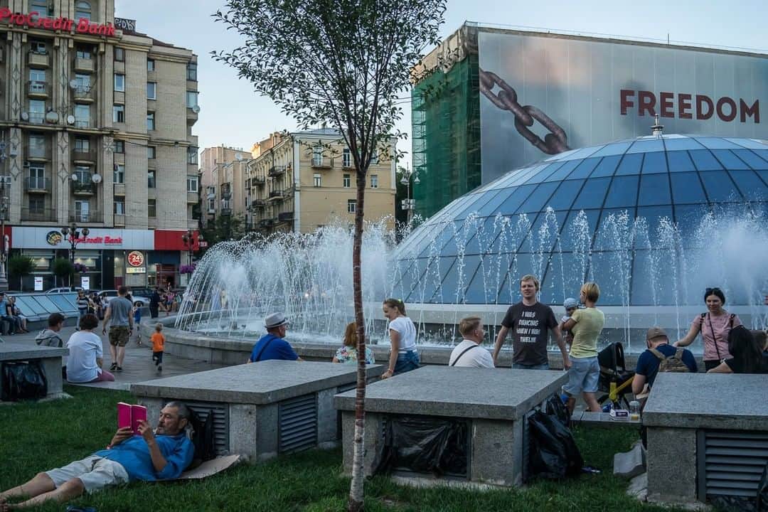 National Geographic Travelさんのインスタグラム写真 - (National Geographic TravelInstagram)「Photo by @hoffmanbrendan | People relax on Maidan Nezalezhnosti, or Independence Square, in Ukraine's capital city of Kyiv. Previously the center of both the 2004 Orange Revolution and the 2014 Revolution of Dignity, Maidan is the city's heart and foremost public space. The square draws people from all over the city on warm summer evenings to meet friends, stroll with their families, sit at nearby cafes, or maybe just read a book. #ukraine #kyiv #maidan」6月18日 19時00分 - natgeotravel