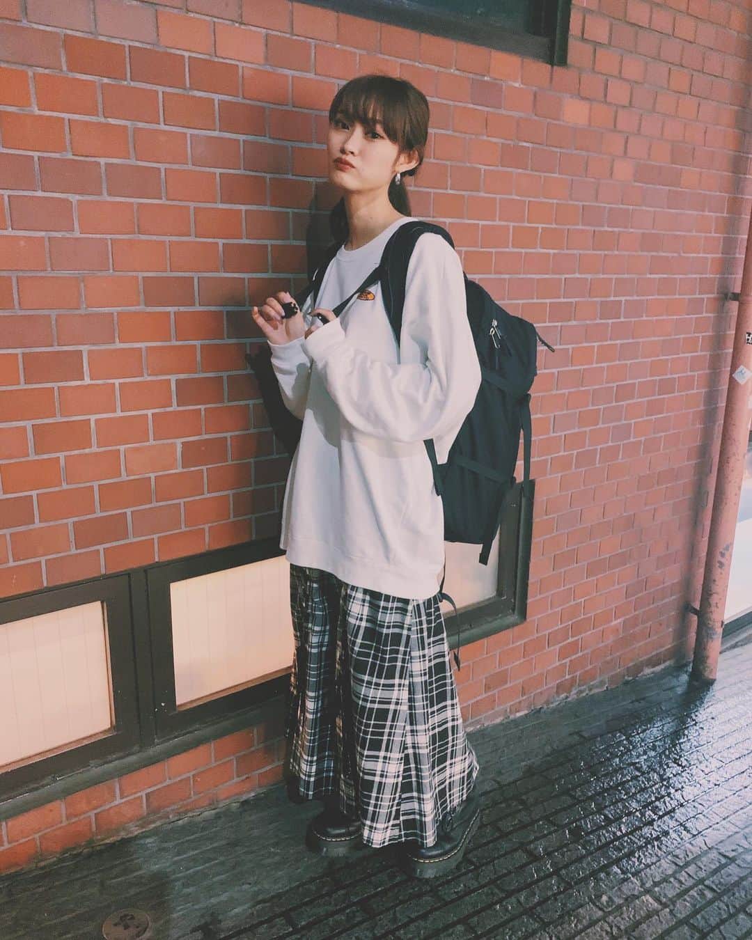 minan (lyrical school)さんのインスタグラム写真 - (minan (lyrical school)Instagram)「やついフェスの日の服〜◾️◽️﻿﻿ ﻿﻿ 雨だったのでマーチン & 寒かったのでトレーナーでした⚪️⚫️﻿ ﻿﻿ ﻿ #drmartens﻿﻿ #snidel﻿﻿ #リュック﻿ #ootd﻿﻿ #私服」6月18日 19時07分 - _manybooks_