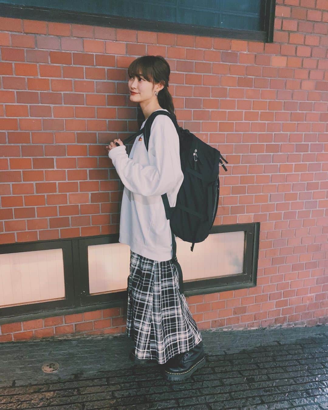 minan (lyrical school)さんのインスタグラム写真 - (minan (lyrical school)Instagram)「やついフェスの日の服〜◾️◽️﻿﻿ ﻿﻿ 雨だったのでマーチン & 寒かったのでトレーナーでした⚪️⚫️﻿ ﻿﻿ ﻿ #drmartens﻿﻿ #snidel﻿﻿ #リュック﻿ #ootd﻿﻿ #私服」6月18日 19時07分 - _manybooks_