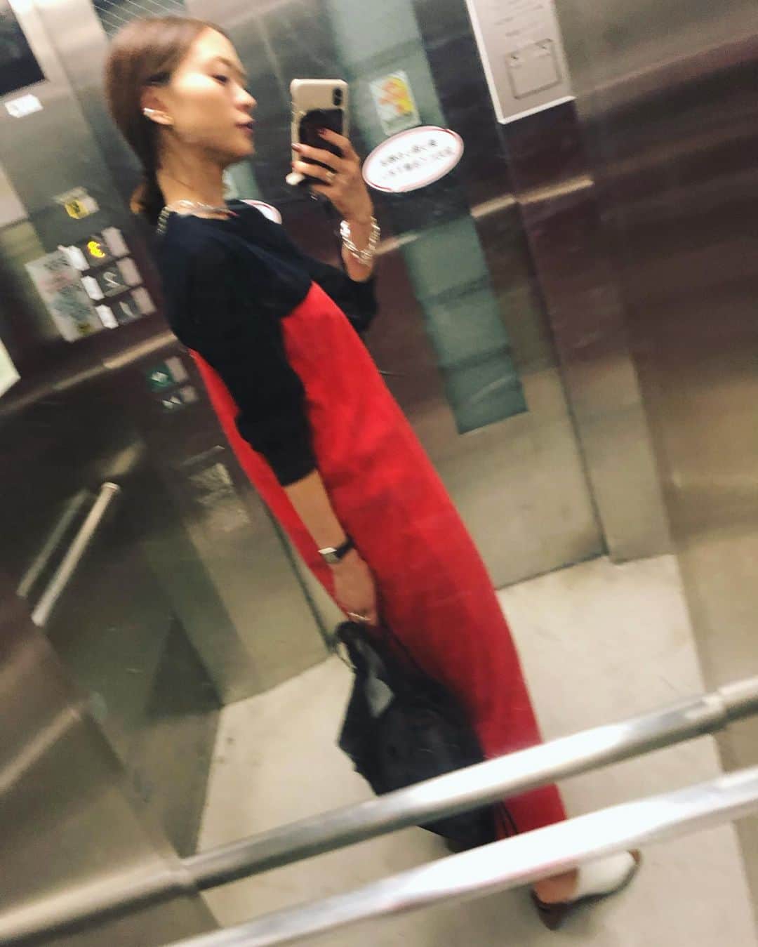野尻美穂のインスタグラム：「頭が沸騰しきった後なので毎度のエレベーターではいつもよりアダルトな感じになりました。（いつも撮ってくれる人はおパリ中✈︎） 今日は#mihonano ワンピの赤にTANのニットをレイヤード。そして#wai_ships のメッシュバッグ😚💕 バッグはトートみたいにしてもかわいいんだぁ🥺」