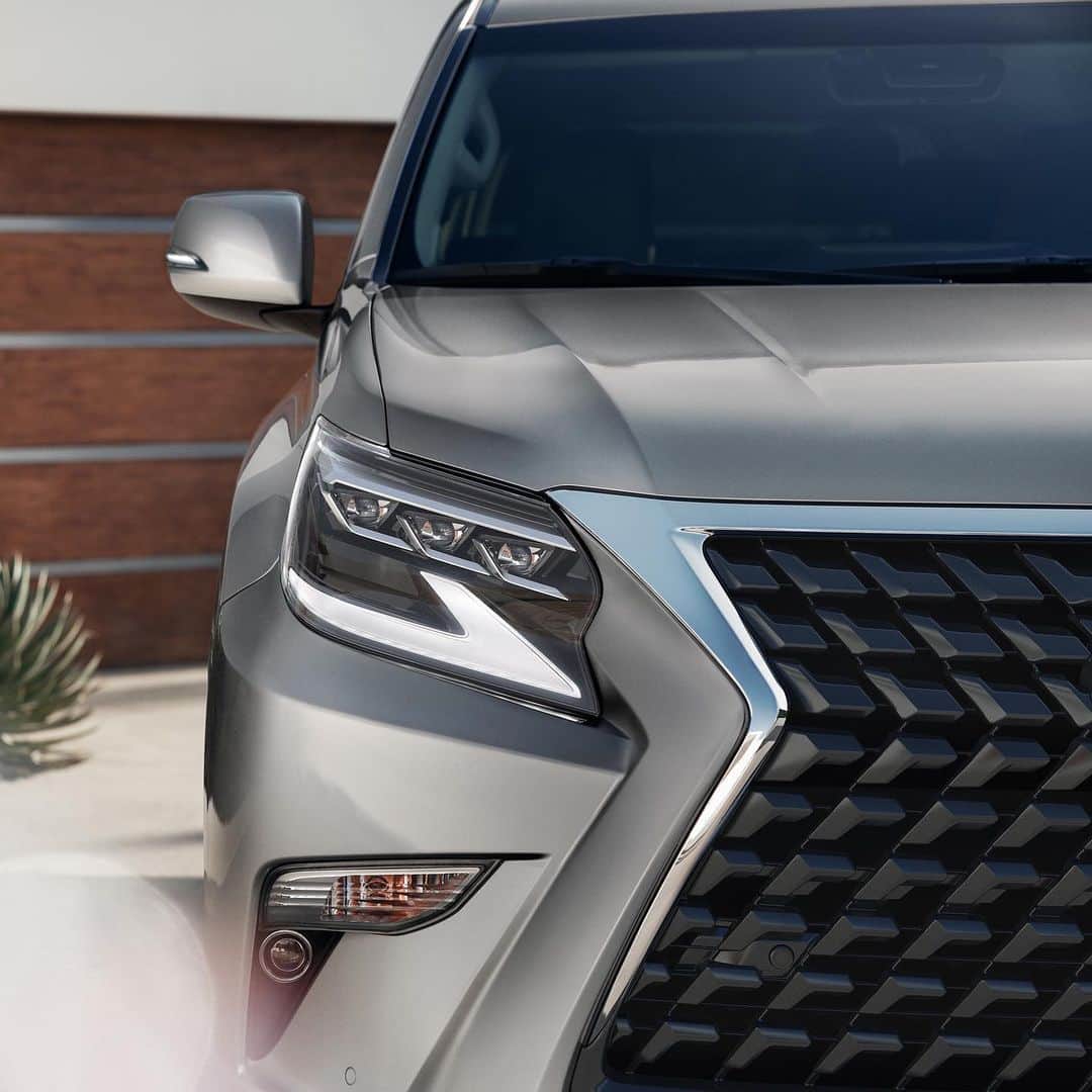 Lexus USAさんのインスタグラム写真 - (Lexus USAInstagram)「Designed to be as breathtaking off the beaten path as it is on the streets. Learn more about the luxuriously re-crafted #LexusGX through the link in our bio.」6月18日 19時04分 - lexususa