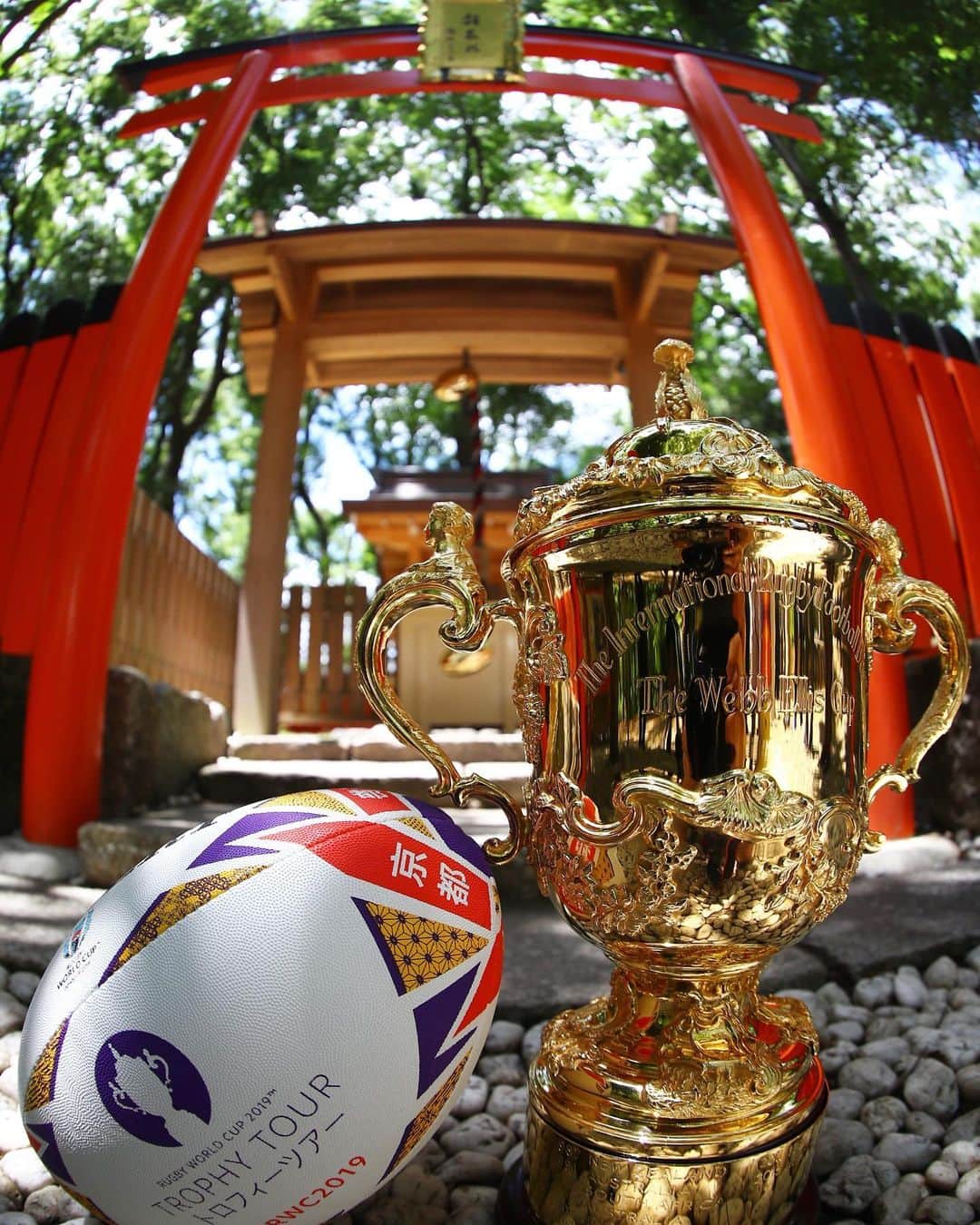 のインスタグラム：「. 🏆#トロフィーツアー 京都編🏆 . 関西のラグビー発祥の地として知られる下鴨神社を訪問しました⛩🏉 . #RWC2019 #Rugby #Rugbygram #Sport #Kyoto #Shrine #Japan #WebbEllisCup #Trophy #RugbyBall #VisitJapan #ラグビー #京都」