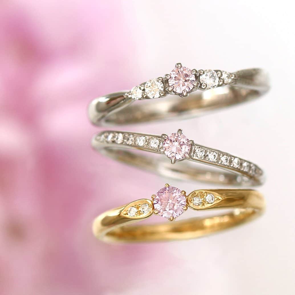 BIZOUX BRIDAL | ビズーブライダルのインスタグラム：「. 奇跡の宝石、ピンクダイヤモンド。 - 石言葉は「永遠の愛」- . . 今月末の30日までビズー全店舗ではブライダルフェアを行なっております。 みなさまのご来店お待ちしております。 . . #bizoux #ビズー #bizouxbridal #ビズーブライダル #結婚指輪 #マリッジリング #marriagering #エンゲージリング #婚約指輪 #engagementring #ブライダル #bridal #ダイヤモンド #diamond #ピンクダイヤ #pinkdiamond #プロポーズ #サプライズ #婚約 #結婚 #プレ花嫁 #花嫁 #結婚準備 #花嫁準備 #プレ花嫁さんと繋がりたい」