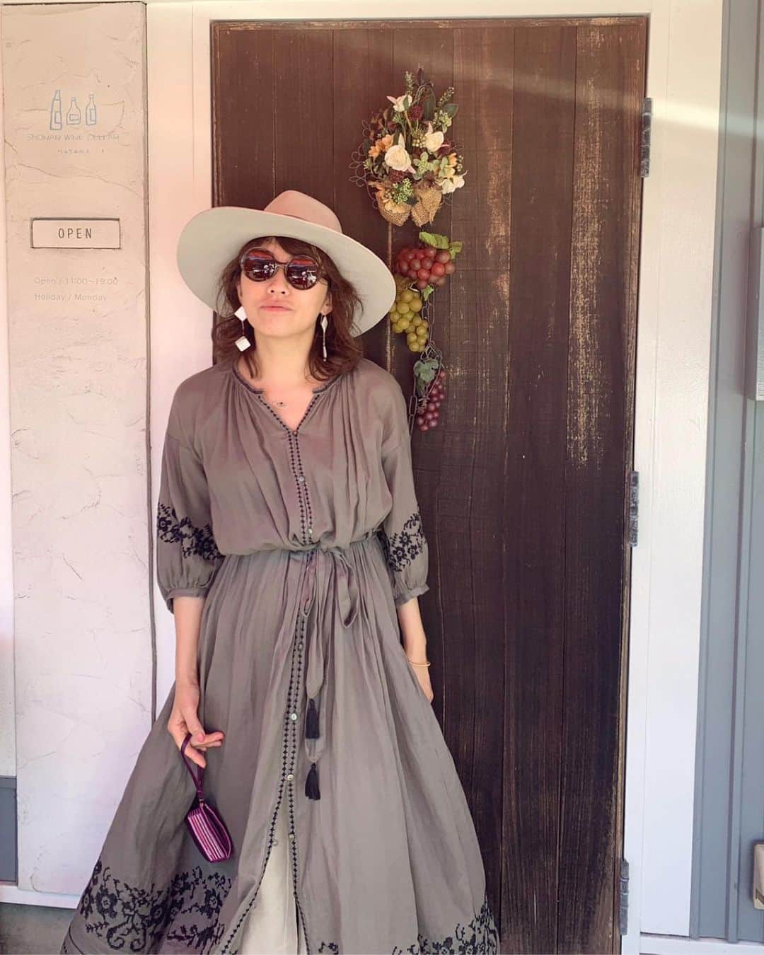 風間ゆみえのインスタグラム：「嵐の夜が明けた朝の葉山は、鳥がいつものようにさえずり、空気が澄んでいて、緑がさらに活き活きと光合成している。暖かな風が勢いよく吹いていて気持ちいい。 そんな日曜日には、インディアンコットンの軽やかなドレスを着て、先日palejuteでお買い物した @mihoko_sakai のピアスを揺らして湘南ワインセラーへ。  ワイン好きな夫が週末に通うワインセラーは、ビオワインを中心に、オーナーこだわりのラインナップで、味わいはもちろんのこと価格的にも飲みやすくお手軽なものから、贈り物に選ぶワインまで、休日を豊かにしてくれるワインをショップなの🍷✨ 週末にオープンしているので、葉山に遊びに来た際には、ワイン好きにはおすすめです‼︎😊 #ビオワイン #湘南ワインセラー #葉山  #yumie_k_style」