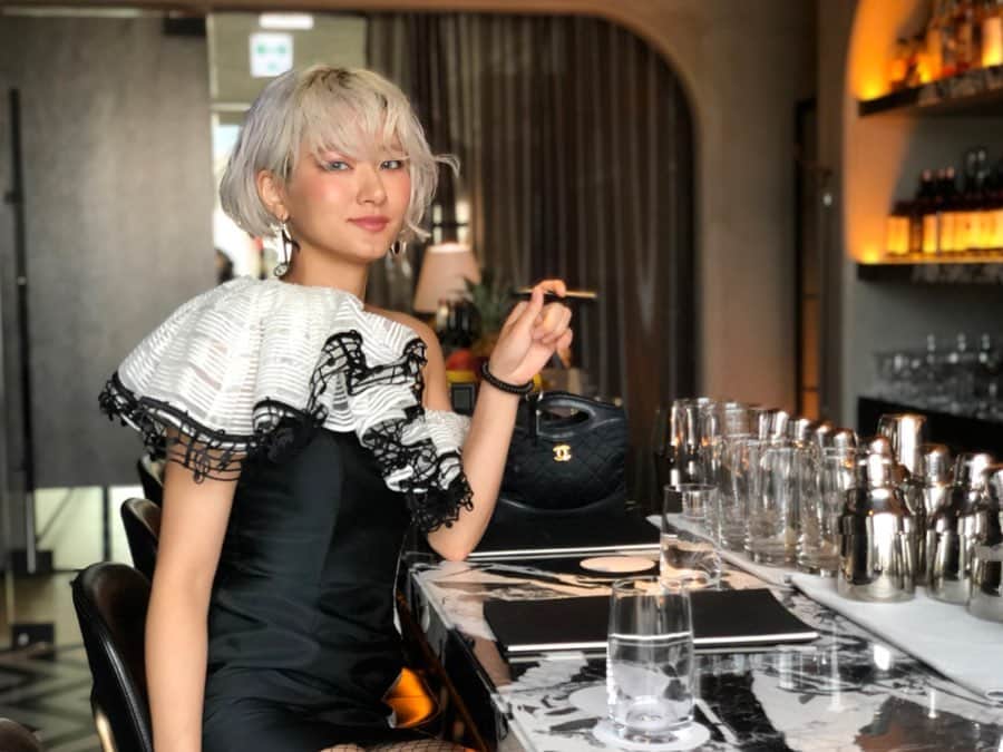 のインスタグラム：「銀座 @plustokyo の @mixologyexperience Barにて🐷❤️ @schwarzkopfjapan さんのgala partyにきました🌹🌹 ・ @myblujapanで配信される武尊さん出演のIGTV「ShiftFWD」はもう見た？❤️🤔 最近Bmonster始めたから武尊さんのストイックすぎる姿にしびれた〜🥺 ・ mybluはニコチン・タールを一切含まないことが特徴💐🥰リキッド変えて最近持ち歩いてる🌟 ・ ・ ・ 「Shift FWD （シフトフォワード）～自分らしくライフステージをシフト～」 今回は武尊さんが日々練習を行っているジムをはじめ、彼のルーツである地元・鳥取県米子市、ご自宅などを訪ね、武尊さんの素顔に迫りました。  いまキャンペーンがやっていて、 フォロ―＆コメントすると 6/30 K-1 WORLD GP 2019 JAPANのチケットが10組20名にあたるよ😘😘 #ShiftFWD #シフトフォワード #myblu #PR @myblujapan  ーーーーーーーーーーーーーーー ★★キャンペーンについて★★ 6/30開催「K-1 WORLD GP 2019 JAPAN」ご招待キャンペーン ～プレミアムなmybluシートで試合観戦！武尊選手とフォトタイムも！～ myblu公式インスタグラム@myblujapanをフォローし、キャンペーン投稿のコメント欄に「令和にシフトフォワードしたいこと、または今まで一番シフトフォワードしたと感じた出来事。」をコメントしてください。フォロー＆コメントいただいた方を対象に、抽選で10組20名様に6/30開催の「K-1 WORLD GP 2019 JAPAN」へご招待いたします。今回のキャンペーンのために特別に設けられた、プレミアムなmybluシートで迫力ある試合をお楽しみ頂けます。また、当日は武尊選手とのフォトタイムを設けています。 ・キャンペーン開始日：2019年5月31日(金) ・応募方法 ①myblu公式インスタグラム@myblujapanをフォロー ②キャンペーン投稿のコメント欄に「令和にシフトフォワードしたいこと、または今まで一番シフトフォワードしたと感じた出来事。」をコメント ③当選者にはmyblu公式インスタグラムアカウントよりDM (ダイレクトメッセージ)にてご連絡 ・賞品：6/30開催「K-1 WORLD GP 2019 JAPAN」のmybluシートご招待券 ※ 「K-1 WORLD GP 2019 JAPAN」詳細 場所：両国国技館、開催日時概要：6月30日(日) 14:00開場／15:00本戦開始」