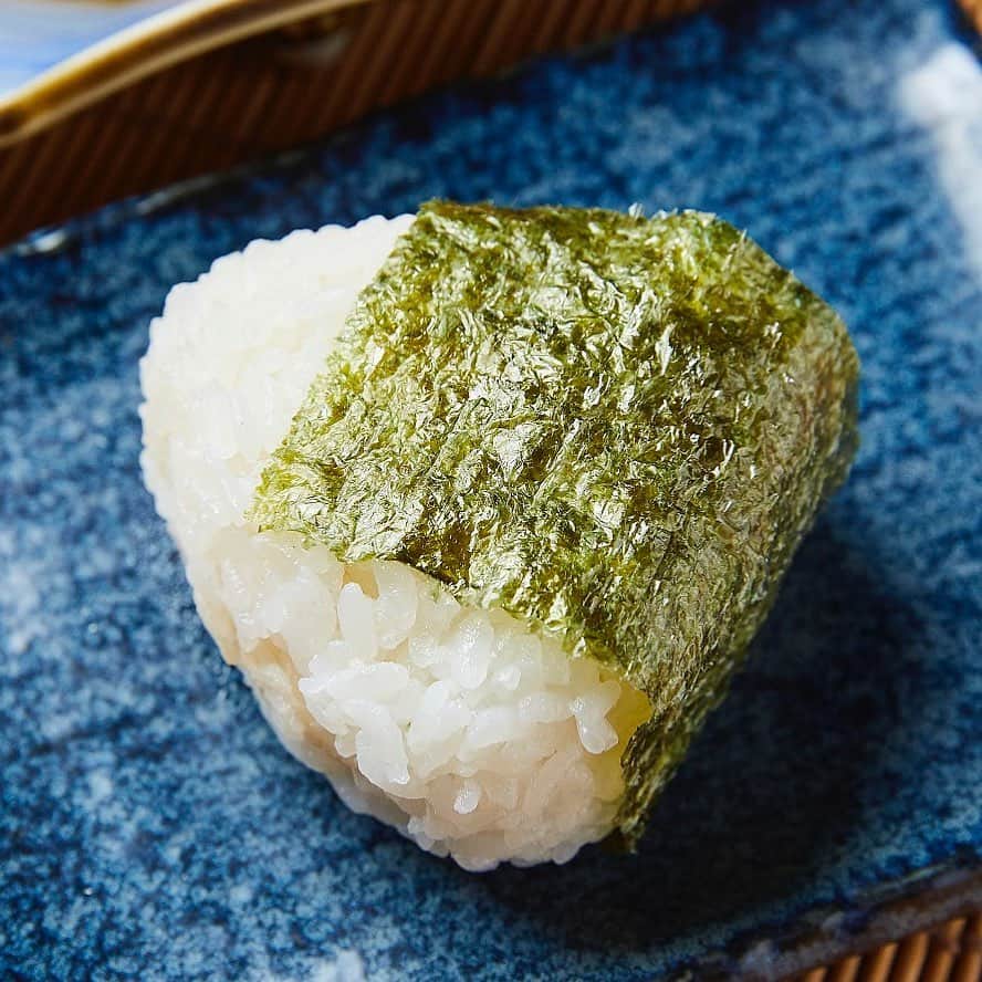 のインスタグラム：「小腹が空いたらおにぎりを🍙 . 今日はおにぎりの日。 . まるで絵本に出てきそうな完璧な佇まいのおにぎりは『鶏匠』のもの😊 . 握りたてほかほかのおにぎりは、家で食べても、屋外に持って出かけてもよし👍どこで食べてもピクニック気分で楽しい気持ちになれそうですよね🏕 . お部屋の日当たりが良い場所や、オフィスの屋上など、ちょっとした遠足気分を楽しんでみては？」