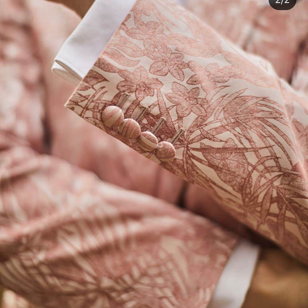 ギーブス&ホークスさんのインスタグラム写真 - (ギーブス&ホークスInstagram)「Woven exclusively for #gievesandhawkes at one of Britain’s oldest silk mills, this tropical jacquard evening jacket is one of the seasons most sophisticated designs. Available online, No.1 Savile Row and Birmingham stores.  Modelled by @mathiaslefevre  Shot by @nicktydeman」6月18日 19時23分 - gieveslondon