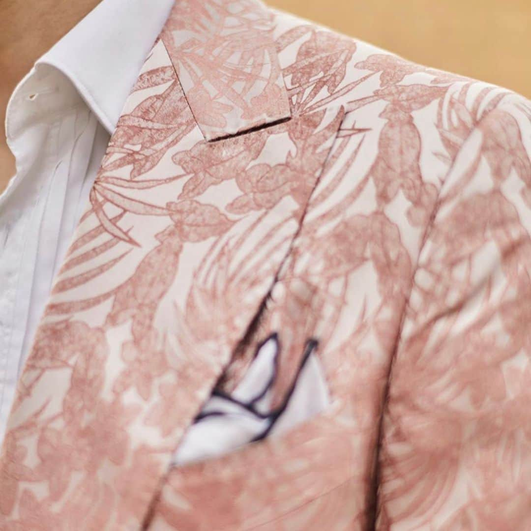 ギーブス&ホークスさんのインスタグラム写真 - (ギーブス&ホークスInstagram)「Woven exclusively for #gievesandhawkes at one of Britain’s oldest silk mills, this tropical jacquard evening jacket is one of the seasons most sophisticated designs. Available online, No.1 Savile Row and Birmingham stores.  Modelled by @mathiaslefevre  Shot by @nicktydeman」6月18日 19時23分 - gieveslondon