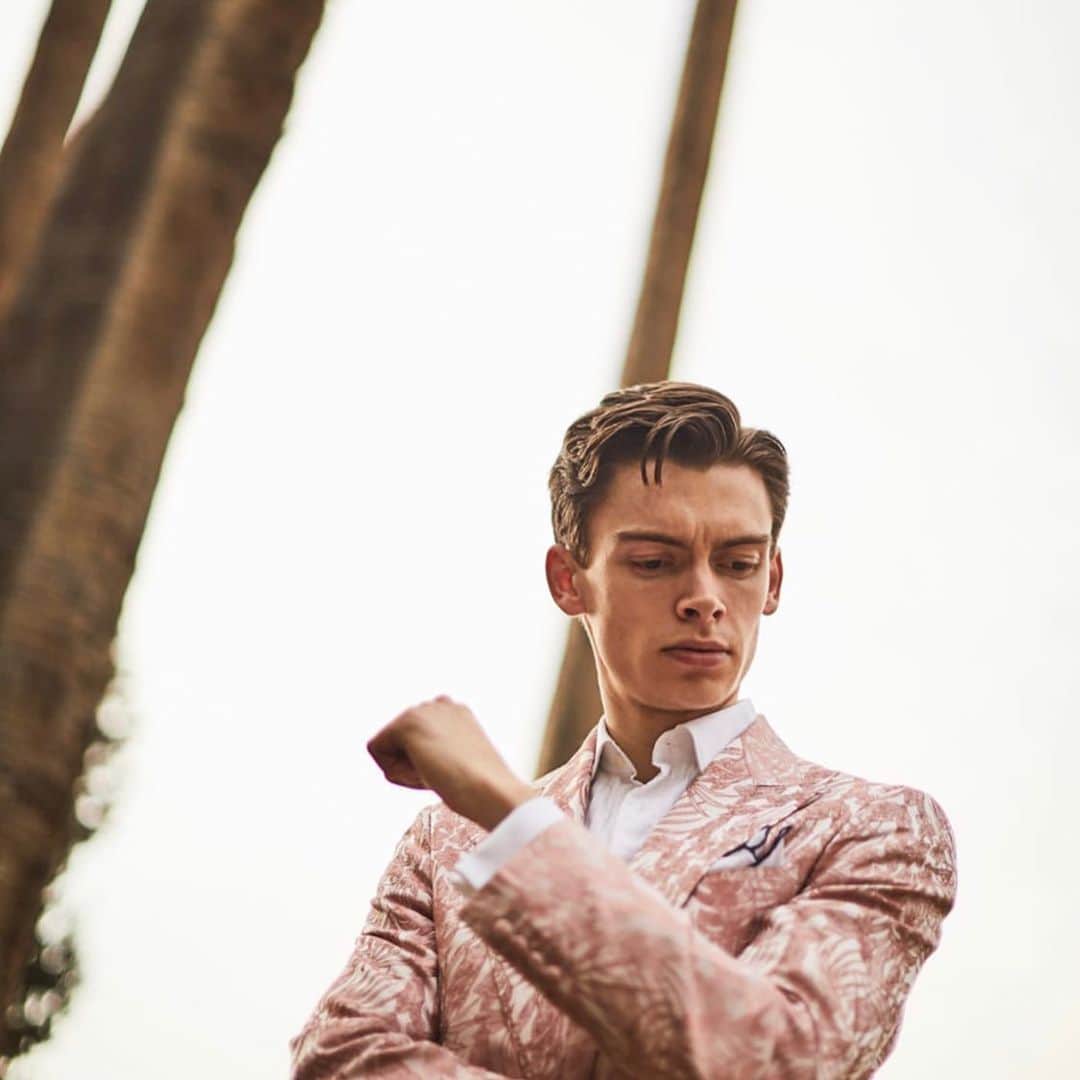 ギーブス&ホークスのインスタグラム：「Woven exclusively for #gievesandhawkes at one of Britain’s oldest silk mills, this tropical jacquard evening jacket is one of the seasons most sophisticated designs. Available online, No.1 Savile Row and Birmingham stores.  Modelled by @mathiaslefevre  Shot by @nicktydeman」