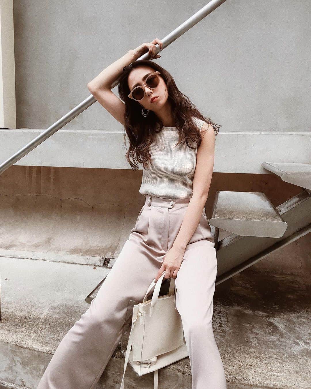 のインスタグラム：「. . 結構前にリクエスト頂いてた Pale colorスラックスの着回し&ベージュのワントーンコーデ。 . 甘くなりがちな淡いトーンのコーデも スラックスだと甘すぎずでおすすめ❤︎ . . #ACYM #ootd #outfit #coordinate #ベージュコーデ #ワントーンコーデ #カラーパンツ #淡色 #クリアバッグ #サングラス女子」