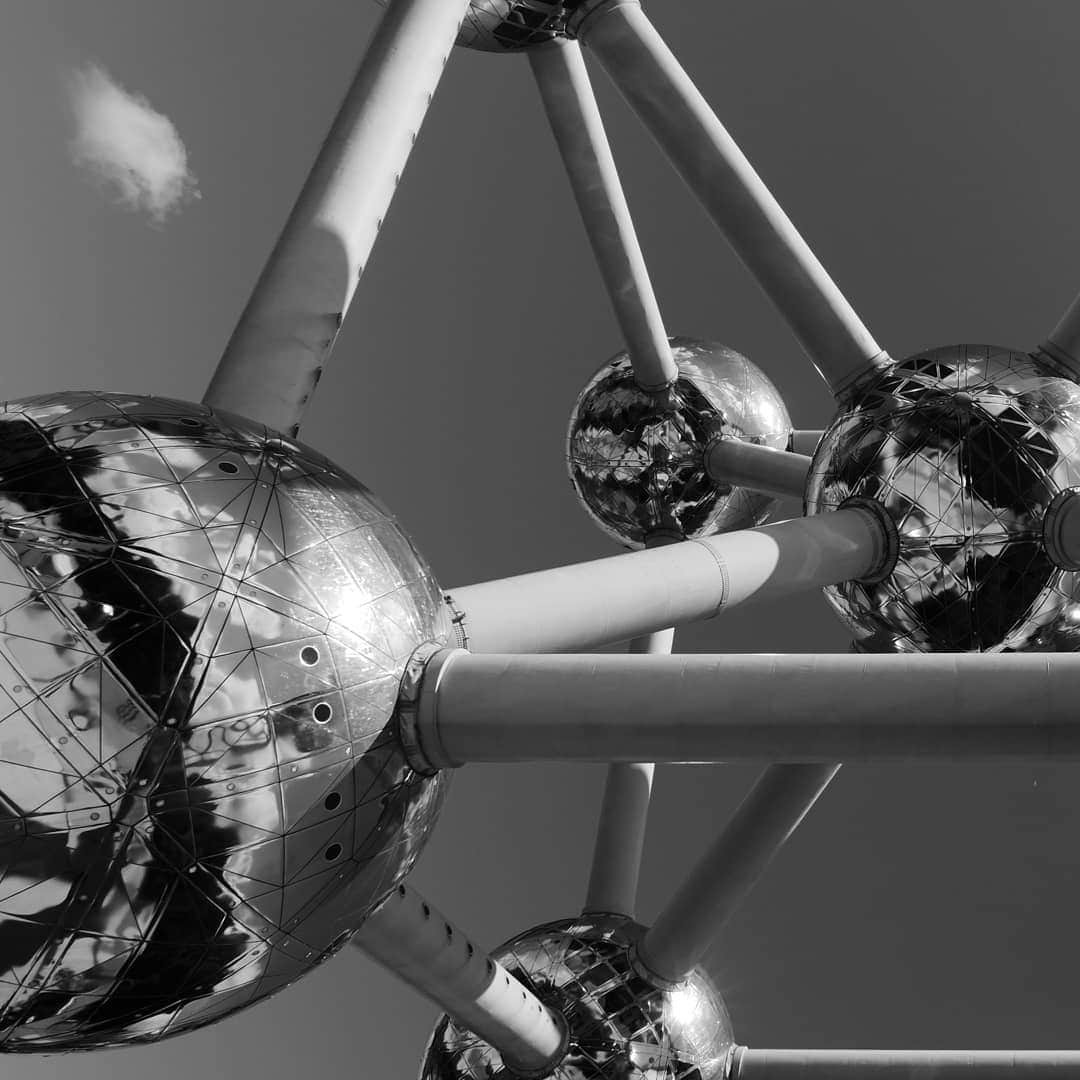 のインスタグラム：「Rest day while tour. In thought. It exist many point of view in this world. sometimes try to switch the point where don’t catch ordinary. We can find new idea to go ahead sometimes. Keep positive :) Have a good day!  #atomium #brussels」