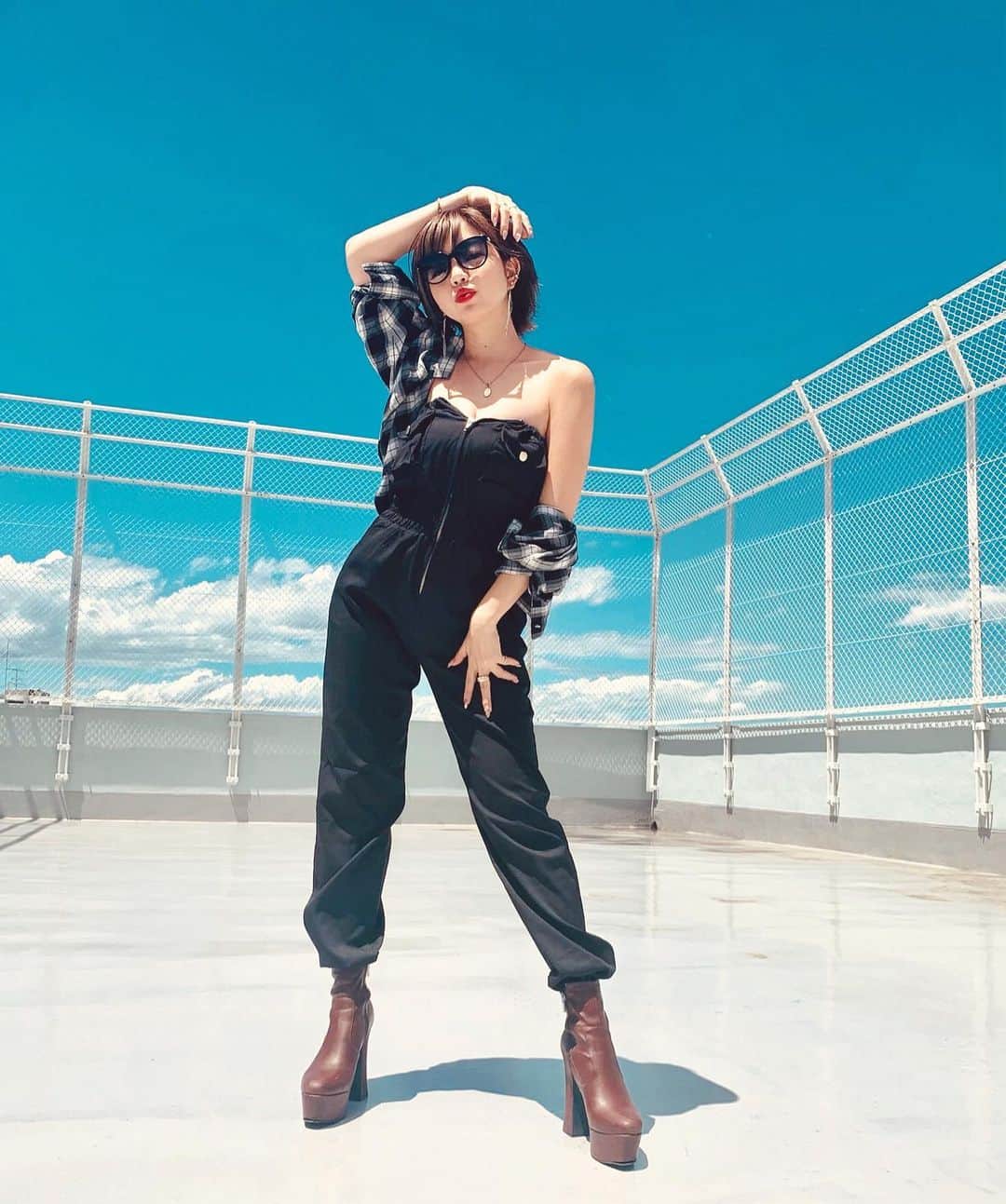 のインスタグラム：「夏空最高〜〜🕶☀️💙☁️✨ ㅤ ㅤ 今年は海にたくさん行きたいし🏖 アウトドアでたくさん遊びたいし👟 蛍とか夏の綺麗な景色も見に行きたいし とりあえず日光たくさん浴びたい笑 ㅤ ㅤ ㅤ ㅤ 写真はみなみちゃんとはせちゃんが たくさん撮ってくれて最高に贅沢な日だった🥺🙏✨ @hasechangram  @___373_ ㅤ ㅤ ㅤ ㅤ ㅤ ㅤ #gucci #サングラス#ショート女子#ショートボブ #ポートレートモデル#サロモ#ボブ#ショートカット #オールインワン#韓国ファッション #ボーイッシュ#ショートヘア #夏空#shorthair#japan#ワンピース#大人カジュアル #撮影モデル#プチプラコーデ #笑顔 #青空 #インフルエンサー #カジュアルコーデ #ブラックコーデ#黒コーデ #メイク #屋上#オシャレコーデ」