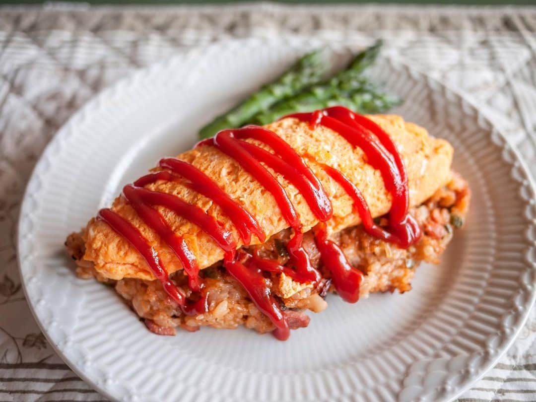 The Japan Timesさんのインスタグラム写真 - (The Japan TimesInstagram)「One of the most popular dishes in the yōshoku (European-style Japanese cuisine) canon is omuraisu (rice omelette), often Anglicized as omurice. Its vibrant colors can really brighten up a dull, rainy-season day. According to food writer Makiki Itoh, omurice might seem like simple, but it requires a considerable amount of practice to perfect this dish: “… it should be soft and fluffy, but not liquid inside, like a barely held together mound of scrambled eggs.” Read her recipe and tips for getting it right. Link in the bio. (Makiko Itoh photos) . . . . . . #omuraisu #omlettes #recipies #yoshoku #japanesefood #instafood #オムライス #洋食」6月18日 19時32分 - thejapantimes