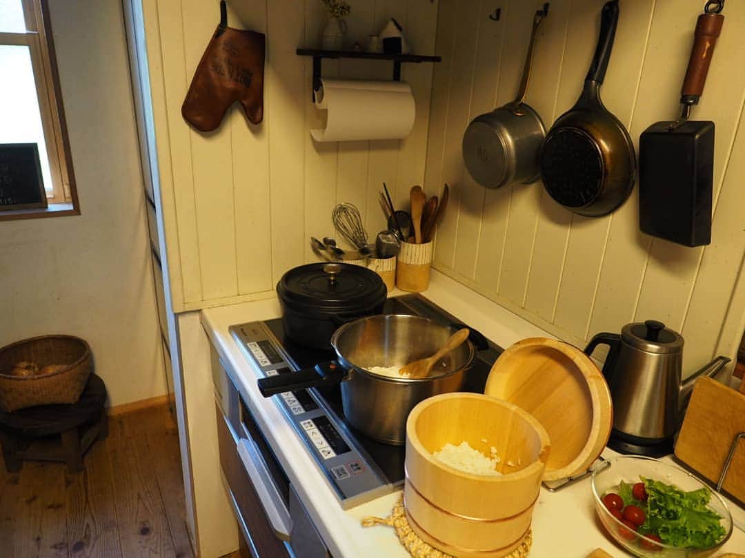 ゆうこさんのインスタグラム写真 - (ゆうこInstagram)「今日の晩ごはんはカレー🍛 素揚げした野菜をトッピングしました。  我が家は数年前から、圧力鍋でご飯を炊いています。愛用の鍋はフィスラーの4，5Lの圧力鍋。  浸水なしで、短時間でおいしいご飯が炊けます。 ご飯が炊けたら、すぐに東屋さんのおひつにうつしています🍚 おひつは、余分な水分をすいとってくれるのでご飯がもちもちでおいしいです✨ ・ ・ ・ 大阪北部地震から今日で１年。  そして、ここ最近の事件や事故。  今日はこんな田舎でも心配なことがあったり、 なんだかいつ何がおこるかわからない世の中だなと改めて考えさせられた１日でした。  できることは限られるけれど、 防災グッズを見直したり、家を整えたり 、家族でもしも何かあったときのことを話し合ったり… 少しでも何かできることをしていこう。 そして、１日１日を大切に過ごしていきたいなと思いました。  #お返事前にごめんなさい  #またゆっくりお返事させてくださいね  #今日もお疲れ様でした #カレー #圧力鍋 #鍋 #台所 #フィスラー #フィスラー圧力鍋 #食器 #うつわ #東屋 #おひつ #クチポール #カフェトレー #サラダ #夕食 #おうちごはん #Instafood #Kitchen #暮らし #びわ」6月18日 19時30分 - slow.life.works