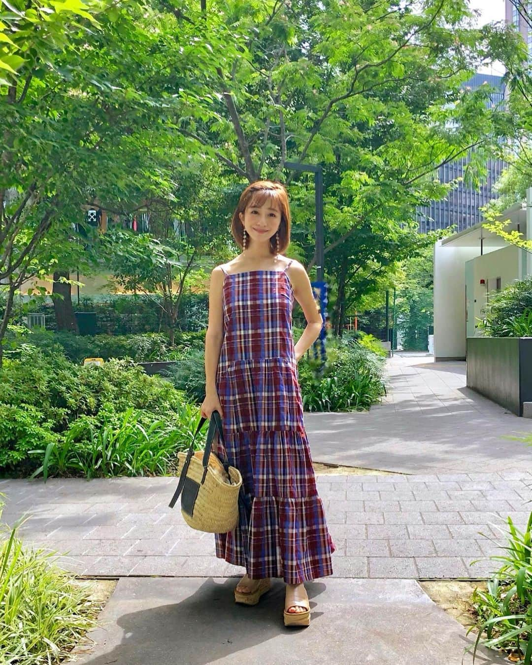 水野佐彩さんのインスタグラム写真 - (水野佐彩Instagram)「・ 楽ちんすぎて毎日この靴とこの鞄🌻❤️笑 そして前髪少し止めてシースルーぽくするのに ハマっております🧸🍉🍉 銀座デートな ぽかぽか火曜日💕 #coordinate  one-piece#mercuryduo @mercuryduo_com  bag#loewe @loewe  shoes#chloe @chloe  pierce#uiqut @uiqut  nail#aonail @ao.shibuya  #sサイズコーデ #153cmコーデ #おちびコーデ」6月18日 19時30分 - saaya_mizuno