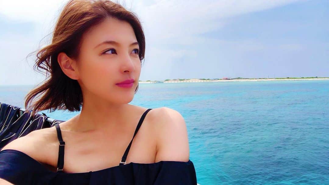 源崎トモエのインスタグラム：「沖縄旅行ほんとに良かった🥰 やりたい事全てできて ワガママ、大満足ツアーでした😘 @yumikashimo ありがとう❤ . #沖縄旅行 #沖縄 #那覇 #名護 #国際通り #アメリカンビレッジ #海 #癒し #リフレッシュ #沖縄フォト祭り #女子旅 #水着 #love #smile  #friend」