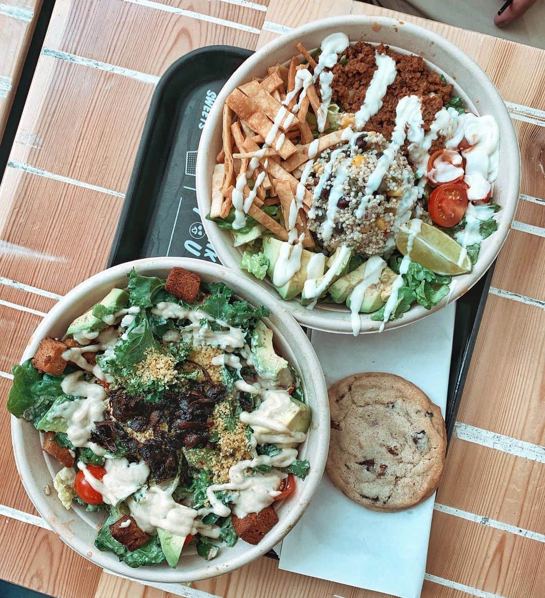 Zanna Van Dijkさんのインスタグラム写真 - (Zanna Van DijkInstagram)「Which @eatbychloe bowl would you choose? ➡️ Quinoa Taco Bowl 🌮 Romaine, seitan chorizo, sweet corn, avocado, tomato, tortilla chips & tofu crema 😋 ➡️ Kale Caeser Bowl 🥬 Kale, romaine, shiitake bacon, avocado, almond Parmesan, maple wheat croutons & Caesar dressing 😻 Let me know in the comments! 👏🏼 All of these yummy plant based dishes are available from the brand spanking new @eatbychloe store on Oxford Street in London which opened yesterday 🥳 All well as their other stories across London 🇬🇧 [I am a By Chloe ambassador] #eatbychloe #bychloe #veganeats #veganlondon #plantbased #plantpowered #veganLDN #londonvegan #lunchinspo」6月18日 19時33分 - zannavandijk