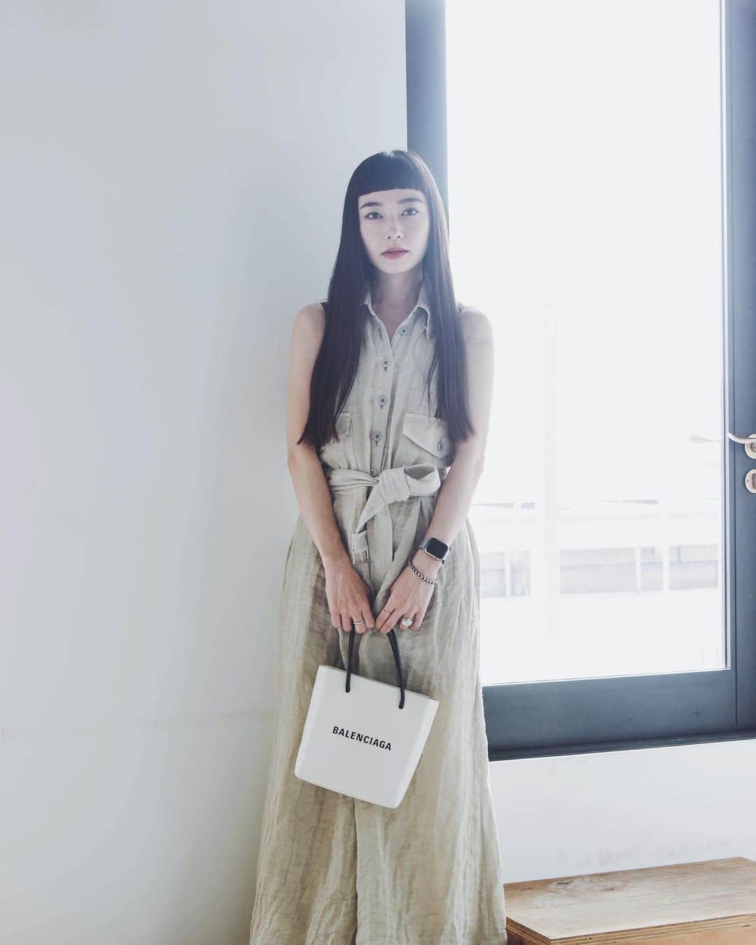 のインスタグラム：「A #summer style snap on @spurmagazine﻿ ﻿ ﻿ ﻿ 再びSPURのスナップ特集に登場させていただいています！ #AKIRANAKA のジャンプスーツは今期最強のお気に入り💞 が、1日に1回は裾に引っかかってコケそうになる…… ﻿ 表参道あたりで派手に転倒してるわたしを見かけたら生温かく見守ってあげてください😭﻿ ﻿ ﻿ https://spur.hpplus.jp/fashion/street_snap/201906/15/diMWYQA/﻿ ﻿ ﻿ #akiranaka#balenciaga#nagiko_style#spurmagazine﻿#snap#ss19# #linendress」