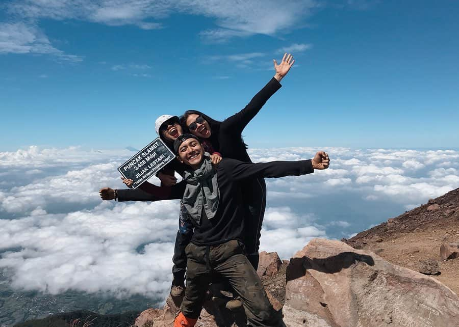 ユキ・カトウさんのインスタグラム写真 - (ユキ・カトウInstagram)「Never crossed my mind that I could climb a mountain before! Semua ini dimulai dari obrolan ngasal saat bukber SMA puasa kemarin, yang tentu saja dikomporin sama @shanryadi18 @nandavaldino dirumahnya @rananuraini @raninrns HAHA perisiapan yg super cepet dan ga ngerti apa apa tentang naik gunung sebelumnya! And I made some new friends too! What an awesome experience indeed! Bukan cuma bisa menaklukkan gunung yg kita naikkin tapi juga bisa menaklukkan ego diri kita sendiri, dan bagaimana kita bisa menghargai alam semesta. Definitely will go for another mountain to climb✨ #diaryukikato」6月18日 19時35分 - yukikt