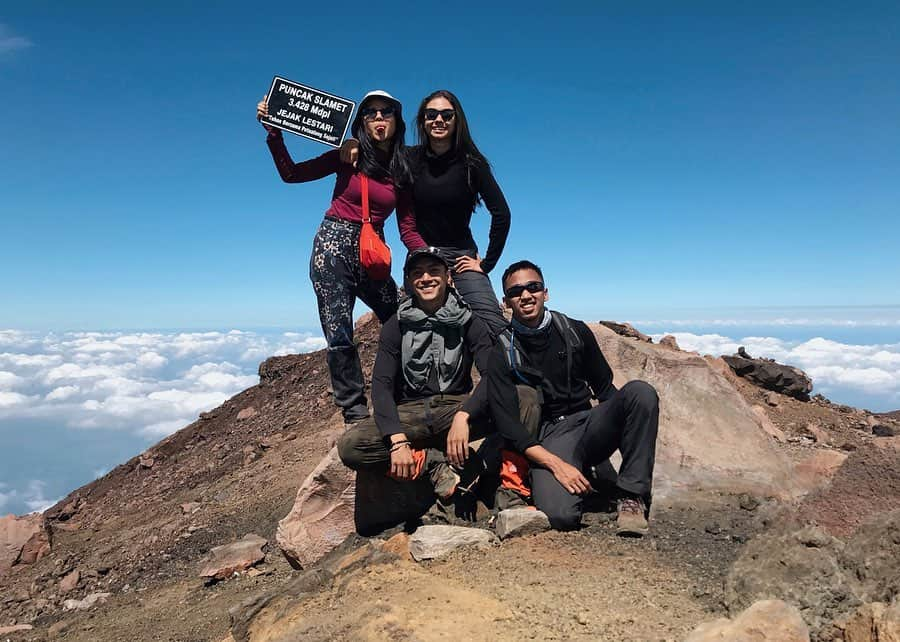 ユキ・カトウさんのインスタグラム写真 - (ユキ・カトウInstagram)「Never crossed my mind that I could climb a mountain before! Semua ini dimulai dari obrolan ngasal saat bukber SMA puasa kemarin, yang tentu saja dikomporin sama @shanryadi18 @nandavaldino dirumahnya @rananuraini @raninrns HAHA perisiapan yg super cepet dan ga ngerti apa apa tentang naik gunung sebelumnya! And I made some new friends too! What an awesome experience indeed! Bukan cuma bisa menaklukkan gunung yg kita naikkin tapi juga bisa menaklukkan ego diri kita sendiri, dan bagaimana kita bisa menghargai alam semesta. Definitely will go for another mountain to climb✨ #diaryukikato」6月18日 19時35分 - yukikt