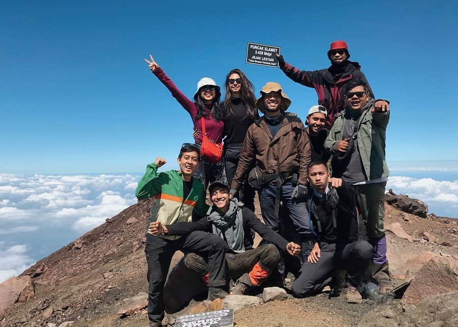 ユキ・カトウさんのインスタグラム写真 - (ユキ・カトウInstagram)「Never crossed my mind that I could climb a mountain before! Semua ini dimulai dari obrolan ngasal saat bukber SMA puasa kemarin, yang tentu saja dikomporin sama @shanryadi18 @nandavaldino dirumahnya @rananuraini @raninrns HAHA perisiapan yg super cepet dan ga ngerti apa apa tentang naik gunung sebelumnya! And I made some new friends too! What an awesome experience indeed! Bukan cuma bisa menaklukkan gunung yg kita naikkin tapi juga bisa menaklukkan ego diri kita sendiri, dan bagaimana kita bisa menghargai alam semesta. Definitely will go for another mountain to climb✨ #diaryukikato」6月18日 19時35分 - yukikt