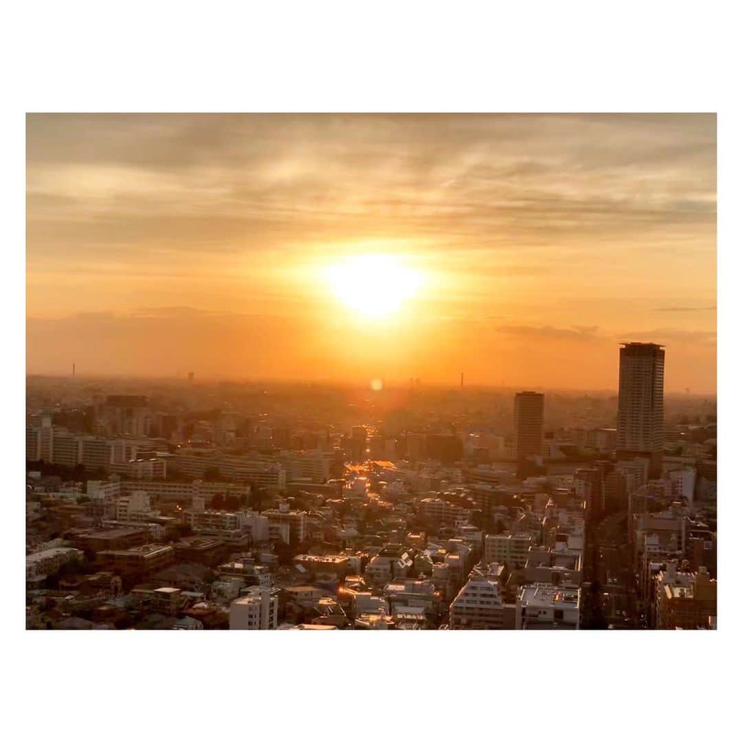 辻祐香さんのインスタグラム写真 - (辻祐香Instagram)「今日の東京の空綺麗やった。  #夕焼け #夕日 #空 #オレンジ #都会 #絶景 #綺麗 #sunset #orange #sky #building #beautiful #landscape #view #japan」6月18日 19時36分 - kanon_tsuji0819