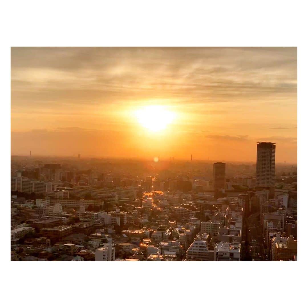 のインスタグラム：「今日の東京の空綺麗やった。  #夕焼け #夕日 #空 #オレンジ #都会 #絶景 #綺麗 #sunset #orange #sky #building #beautiful #landscape #view #japan」