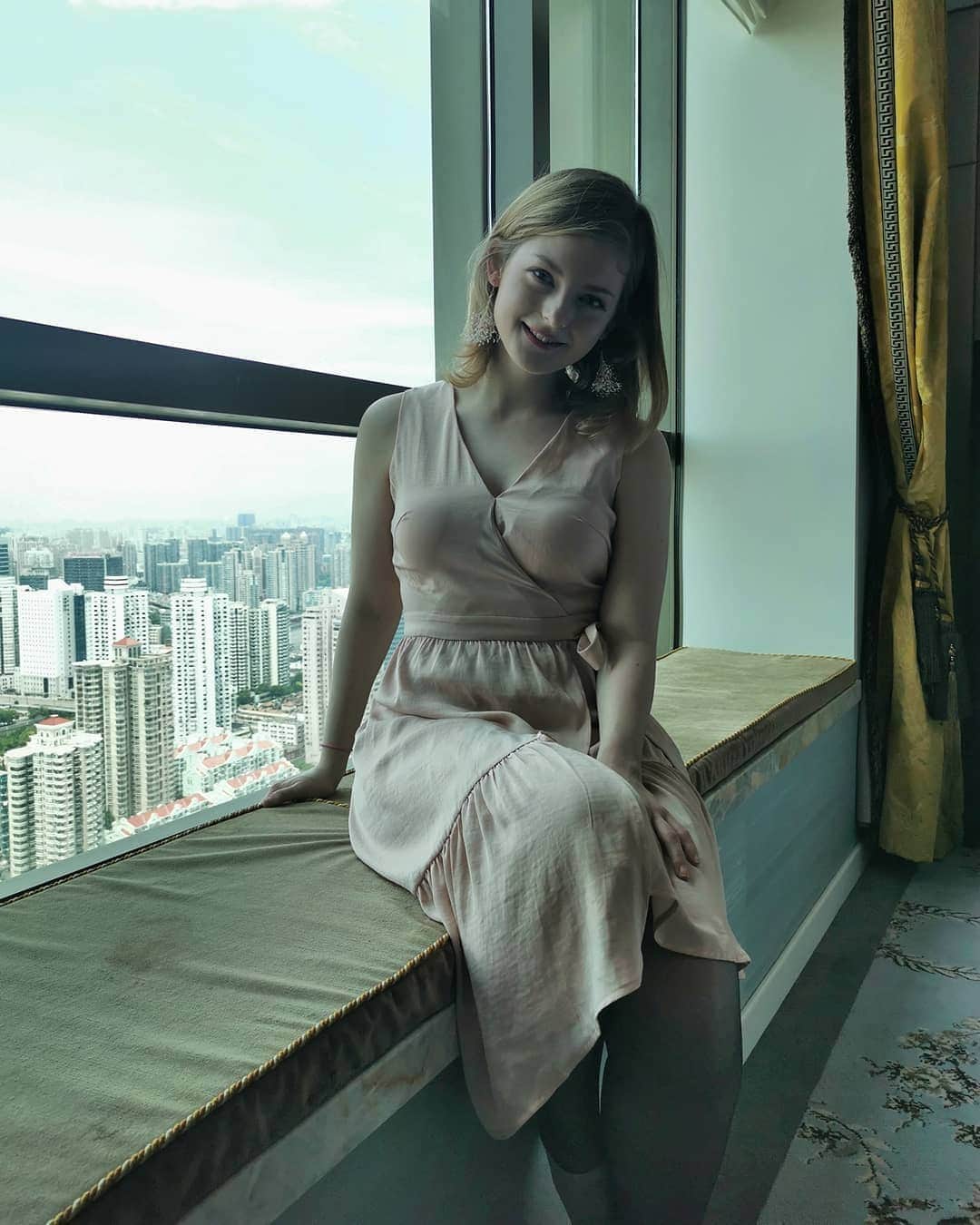 Ella Freyaのインスタグラム：「I like to sit in fancy shmancy places pretending to be not-broke sometimes.  #visit #friends #goodmemories」