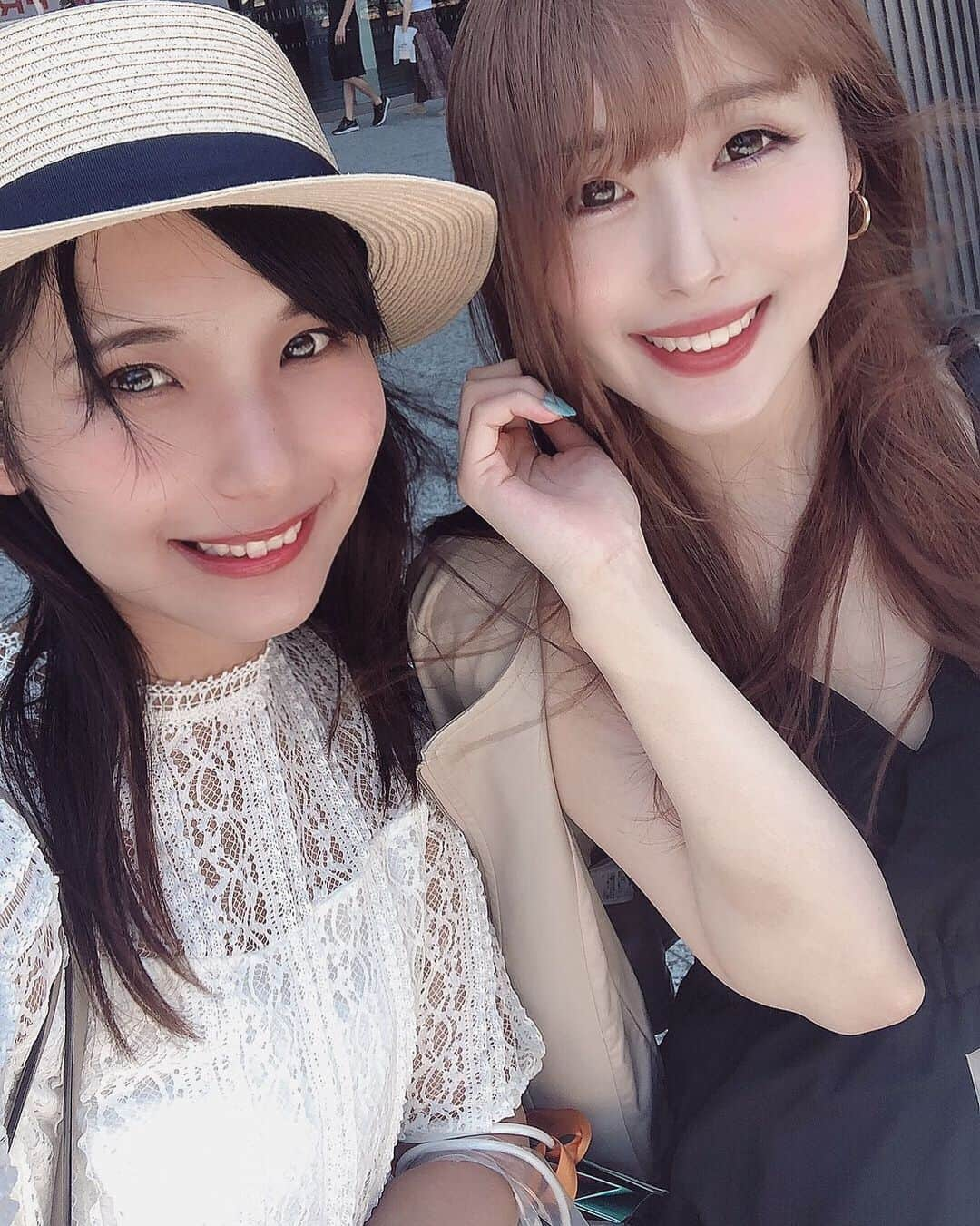 森實りこさんのインスタグラム写真 - (森實りこInstagram)「:﻿ おまけ。先日の。﻿ ﻿ ﻿ 色黒×白ワンピ😇﻿ 色白×黒ワンピ😇﻿ ﻿ #beautycon﻿ #beautycontokyo」6月18日 19時50分 - ricozane