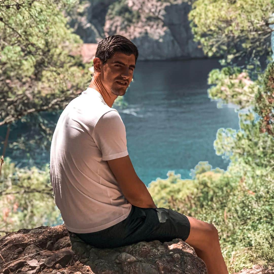 ティボ・クルトゥワさんのインスタグラム写真 - (ティボ・クルトゥワInstagram)「Recharging batteries 🔋 while connecting with nature and hiking to secret spots! ⛰🌵🌴☀️」6月18日 19時43分 - thibautcourtois