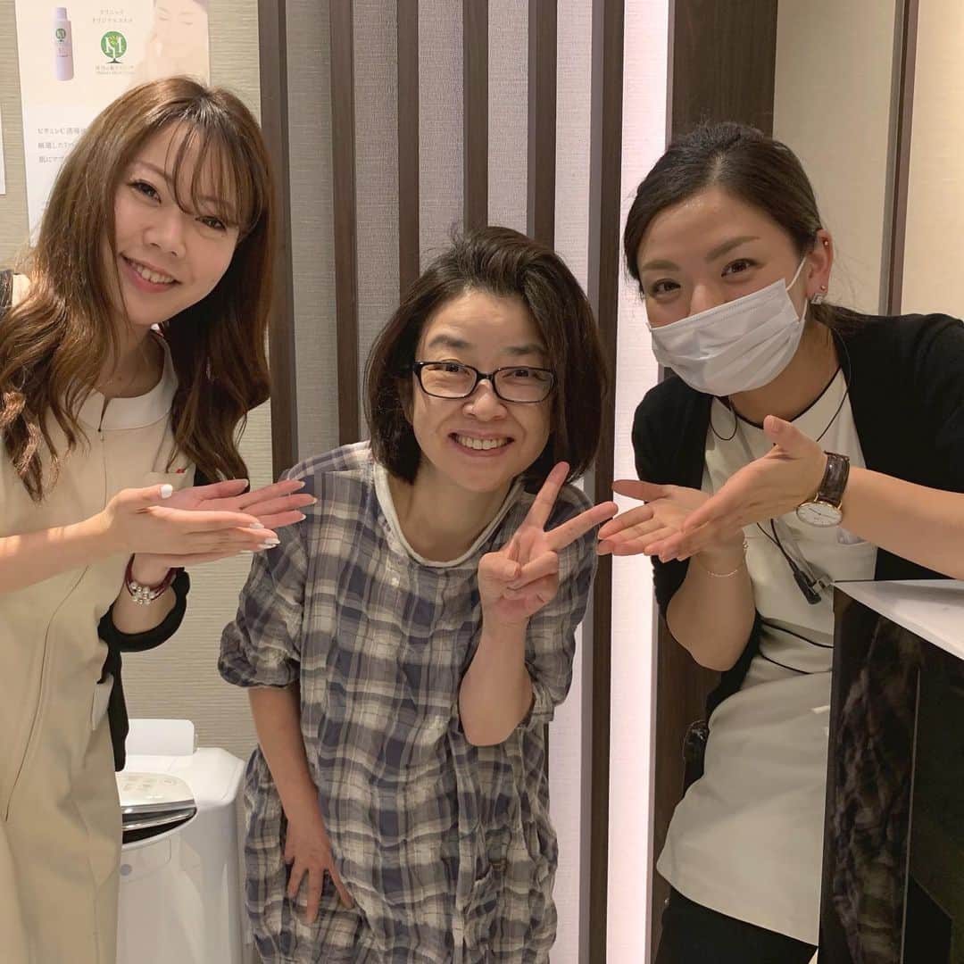 岸本加世子のインスタグラム：「お肌のお手入れ。女性スタッフの皆さん、本当に親切で優しいんです。いつもありがとうございます。#渋谷の森クリニック」