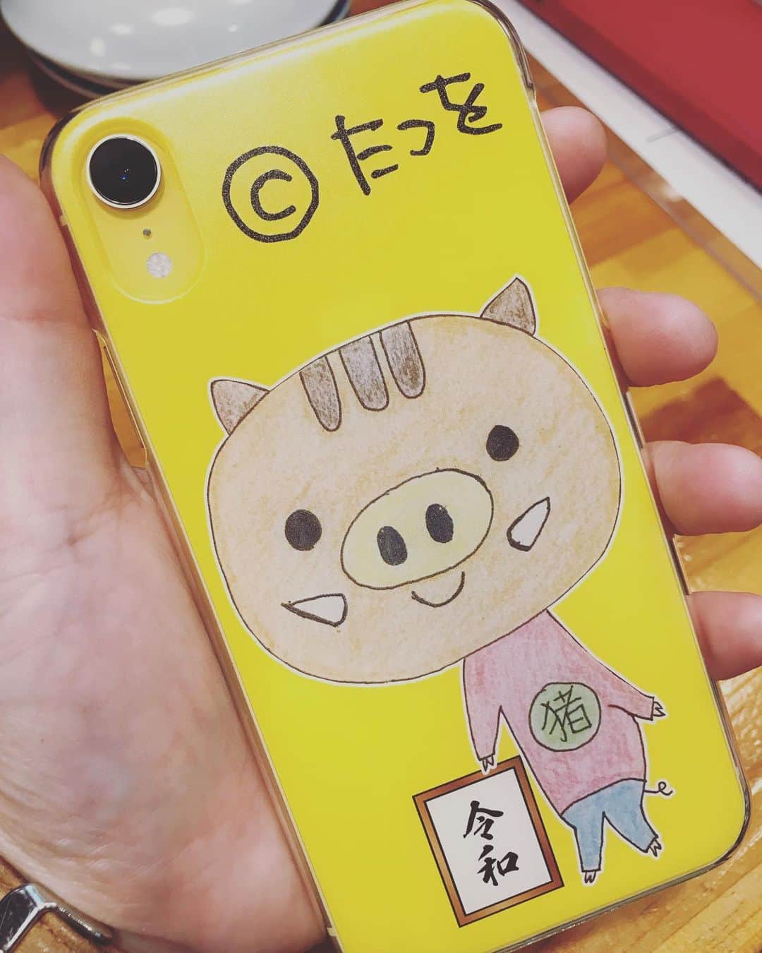 のインスタグラム：「#イノシシ の #スマホケース が届いた！ この腰の感じが可愛いやないか！誰が描いたんだ！ #たつを」