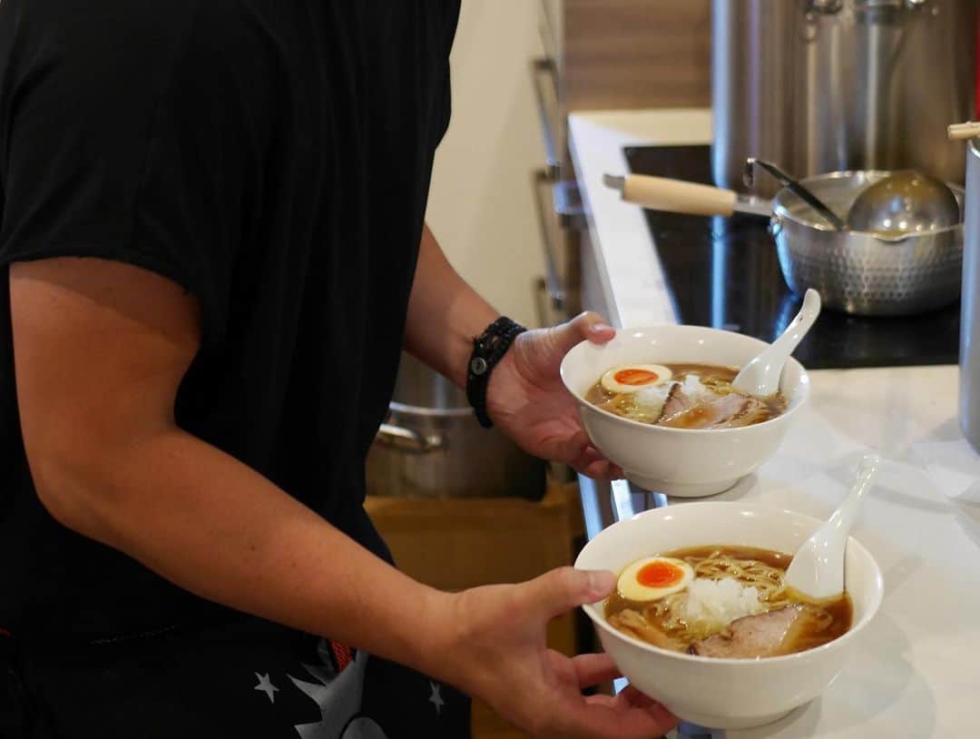野島健児さんのインスタグラム写真 - (野島健児Instagram)「先日、念願の！ 勝杏里くんが作ったラーメンを食べました！！ 声優でありながら、プロの味！ スープはもちろん材料たち、麺までが手作りというこだわり 仕込みも見せて頂いたんだけど 絶妙のタイミングで出汁をとるから 臭みもクドさも無く 旨味だけが濃縮されたスープで 驚きだった、、、！ 隠し味がメロン笑  出汁も2種類で 二杯も頂いてしまいました  でも もう、食べたい、、、、 #勝杏里 #ラーメン #ラーメン食べたい」6月18日 19時52分 - nojima_kenji