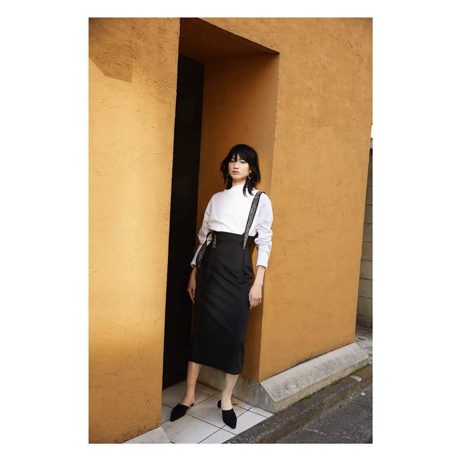 CIROI CIROI × MINETV VOL.1 ONAIRのインスタグラム：「【STYLE】 ＿＿＿＿＿＿＿＿＿＿＿＿＿＿＿＿＿＿＿＿＿＿＿＿＿ Tops: Star bottle neck cut and sewn  Color: white/black Price: ¥13,000+tax⇨¥7,800+tax . Skirt: High-waist 2way straight skirt  Color: beige/black Price: ¥25,000+tax⇨¥16,250+tax ￣￣￣￣￣￣￣￣￣￣￣￣￣￣￣￣￣￣￣￣￣￣￣￣￣ . Tops. 後ろ下がりを大きくとった抜け感のあるカットソー。メンズライクでデイリーに着用しやすいサイズ感に仕上げました。ボトルネックの襟幅を大きく取っているので、ネックの立ち上がりが綺麗です。星の刺繍はよく見ると星3.5になっています。ご好評いただいておりますが、これからもまだまだ精進し行きますという意味を込めて。 . Skirt. クラシカルなハイウエストのストレートスカートに、オリジナル柄刺繍を施したベルト付きのサスペンダースカート。刺繍は中国の剪絵を落とし込み、ラメ糸で華やかな印象にしています。サスペンダーを取り外した時に、スカート本体にはボタンが残らないようにデザインしているので、シンプルなスカートとしてもお使いいただけます。センターバックにプリーツを施し、動くほどにさりげなく見えるデザインにしています。 . #CIROI」