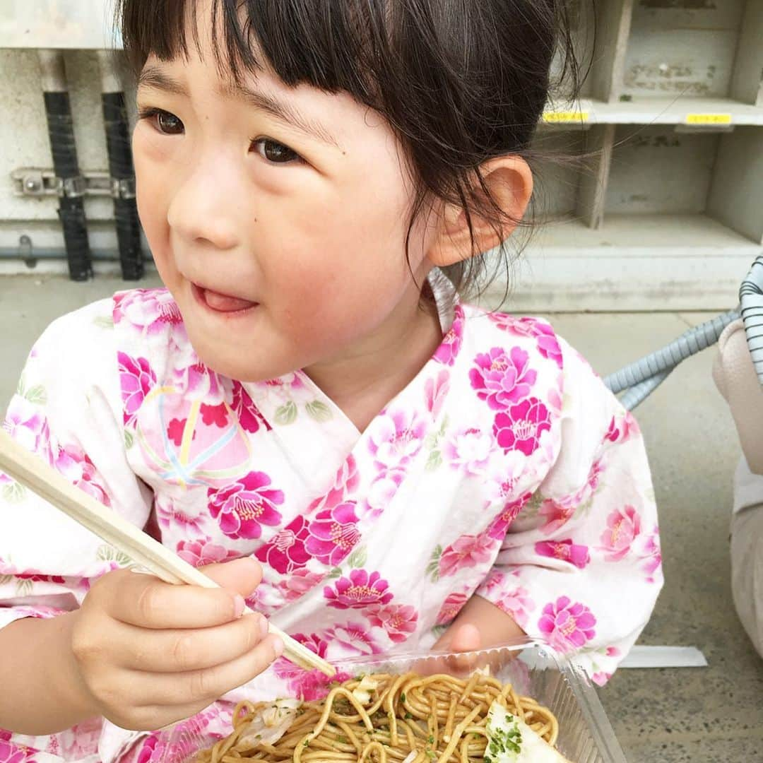 *yoko*さんのインスタグラム写真 - (*yoko*Instagram)「* ◇2019.6.18 tue. ・ こないだ行った小学校のお祭り🏮 来年一緒に通うお友達もいっぱい来てて、保育園さながらの盛り上がりやった🙌🏻 私も、事前に小学校が見れてよかったなー。 この日が楽しみで、事前チケット購入しすぎてお腹いっぱいすぎた1日でした🍿🥤🌮 結果食べてる写真ばっかり😂 ・ @gyugyugyu_lme  食べ過ぎてもお腹出ないし優秀な子 ・ #お祭り#5歳#5歳6カ月」6月18日 20時07分 - yococono