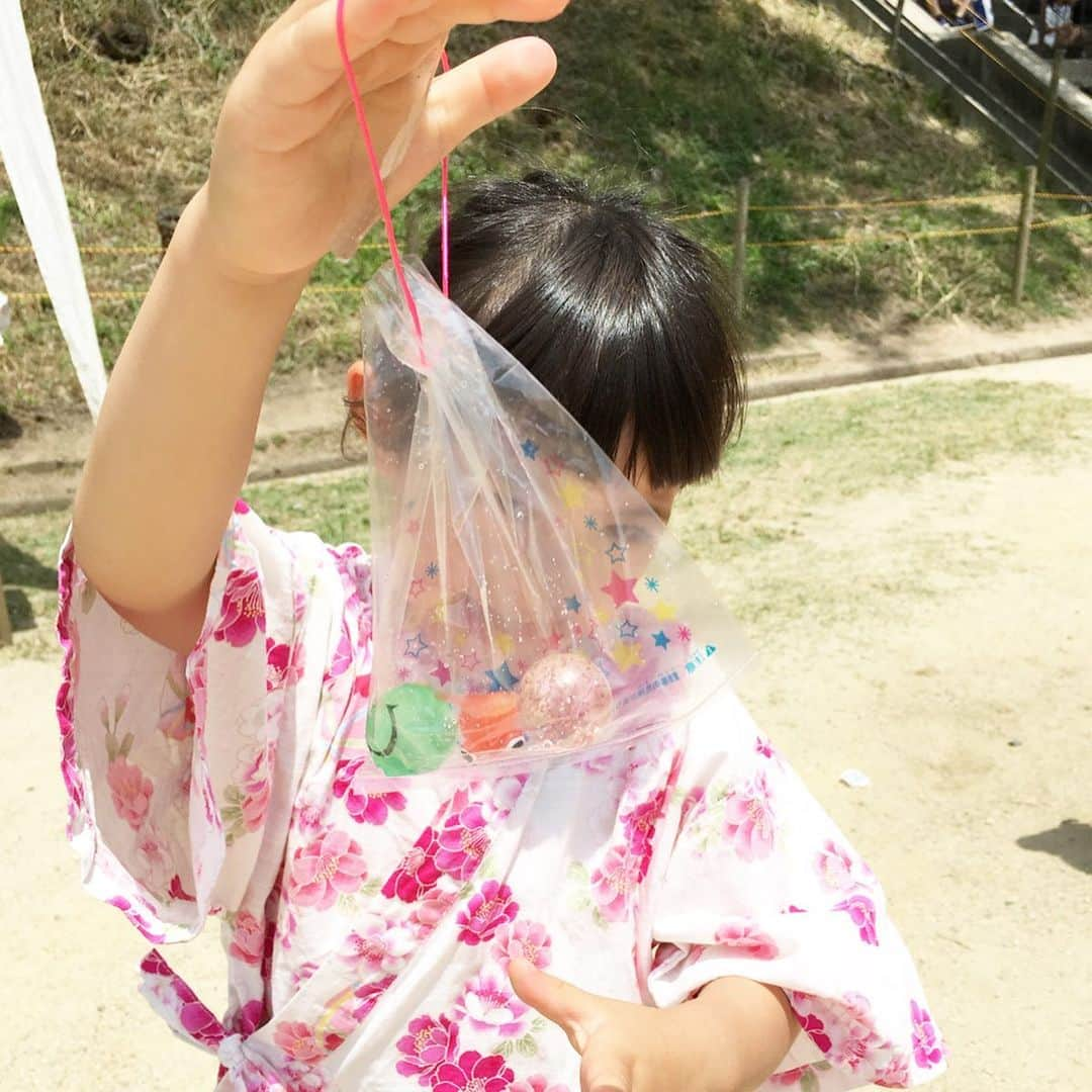 *yoko*さんのインスタグラム写真 - (*yoko*Instagram)「* ◇2019.6.18 tue. ・ こないだ行った小学校のお祭り🏮 来年一緒に通うお友達もいっぱい来てて、保育園さながらの盛り上がりやった🙌🏻 私も、事前に小学校が見れてよかったなー。 この日が楽しみで、事前チケット購入しすぎてお腹いっぱいすぎた1日でした🍿🥤🌮 結果食べてる写真ばっかり😂 ・ @gyugyugyu_lme  食べ過ぎてもお腹出ないし優秀な子 ・ #お祭り#5歳#5歳6カ月」6月18日 20時07分 - yococono