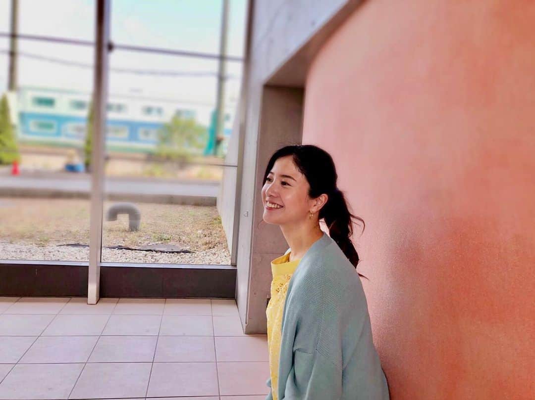 TBSドラマ「わたし、定時で帰ります。」のインスタグラム：「_  最終回放送まで、あと2時間✌🏻 このステキな結衣ちゃんを撮影してくれたのは なんと巧こと中丸さん🥺🥺 9話の衝撃の最後から、2人の関係はどうなるのか…⁉️ #巧カメラ #あなたは巧派晃太郎派？ #吉高由里子 #中丸雄一 #わたし定時で帰ります #わた定 #tbs #火曜ドラマ」