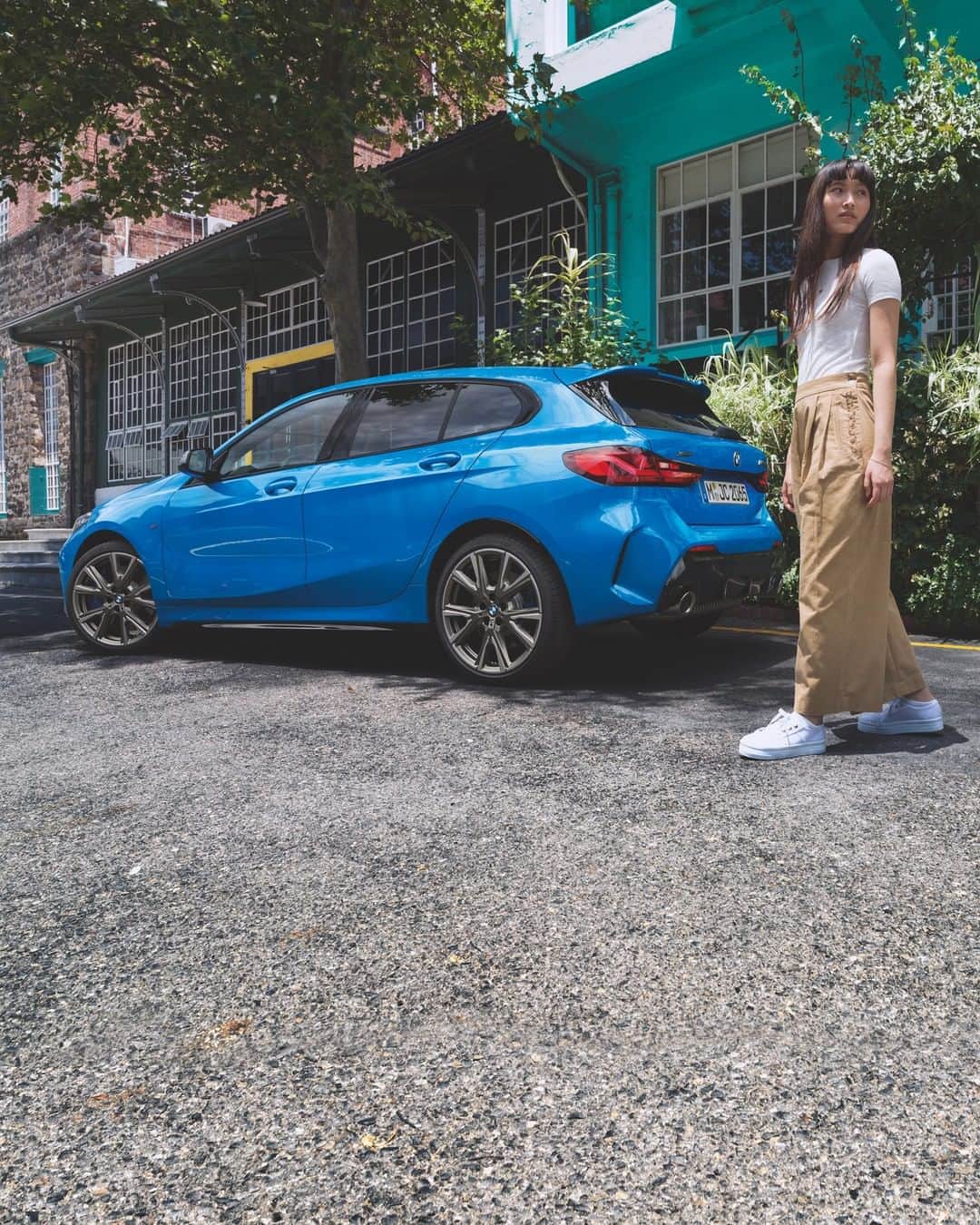 BMWのインスタグラム：「Urban star player. The all-new BMW 1 Series. #THE1 #BMW #1Series __ BMW M135i xDrive 5-door: Fuel consumption in l/100 km (combined): 7.1 - 6.8. CO2 emissions in g/km (combined): 162 - 155. The values of fuel consumptions, CO2 emissions and energy consumptions shown were determined according to the European Regulation (EC) 715/2007 in the version applicable at the time of type approval. The figures refer to a vehicle with basic configuration in Germany and the range shown considers optional equipment and the different size of wheels and tires available on the selected model. The values of the vehicles are already based on the new WLTP regulation and are translated back into NEDC-equivalent values in order to ensure the comparison between the vehicles. [With respect to these vehicles, for vehicle related taxes or other duties based (at least inter alia) on CO2-emissions the CO2 values may differ to the values stated here.] The CO2 efficiency specifications are determined according to Directive 1999/94/EC and the European Regulation in its current version applicable. The values shown are based on the fuel consumption, CO2 values and energy consumptions according to the NEDC cycle for the classification. For further information about the official fuel consumption and the specific CO2 emission of new passenger cars can be taken out of the „handbook of fuel consumption, the CO2 emission and power consumption of new passenger cars“, which is available at all selling points and at https://www.dat.de/angebote/verlagsprodukte/leitfaden-kraftstoffverbrauch.html.」